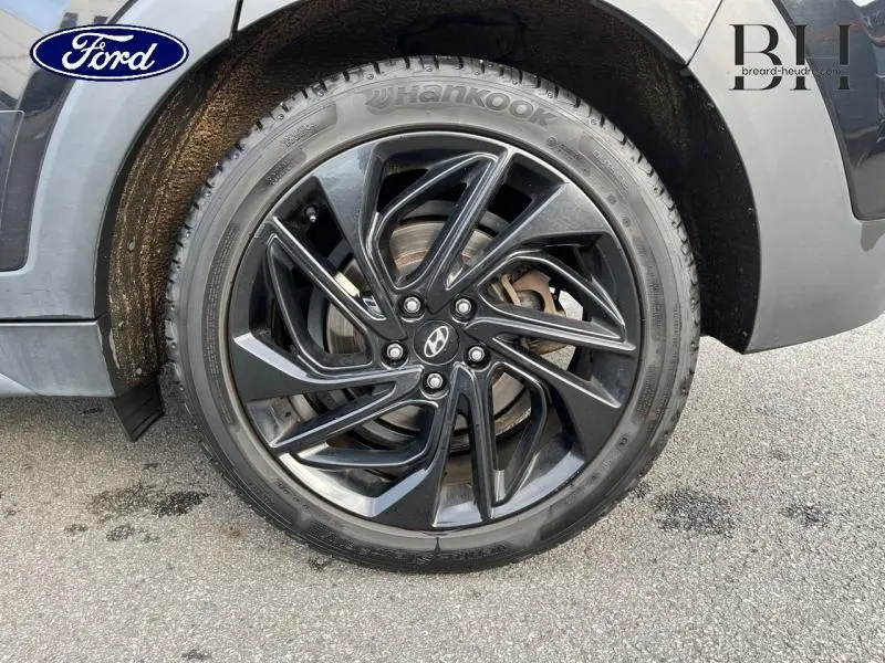 Gros plan sur la jante alu noire brillante côté avant droit du Hyundai Tucson Phantom Black Métal de 2020