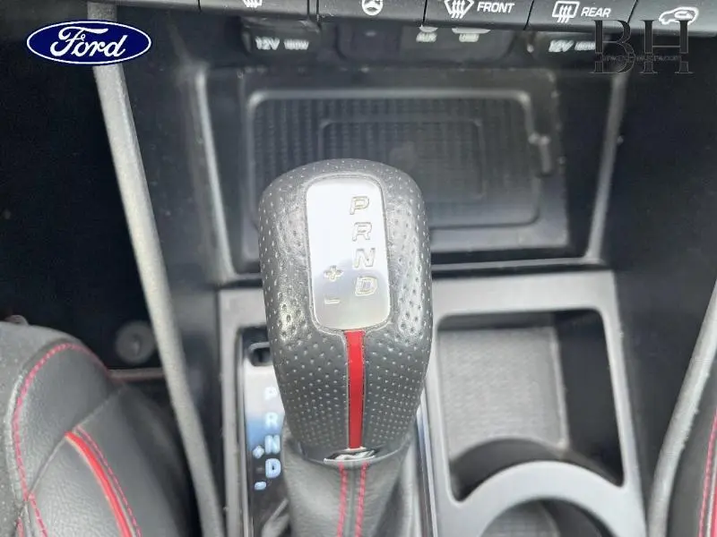 Le levier de vitesses automatique noir avec surpiqûres rouges, détail intérieur d'un Hyundai Tucson Phantom Black.