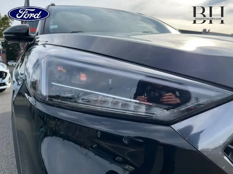 Gros plan sur le phare avant gauche du Hyundai Tucson Phantom Black Métal, soulignant son design moderne et épuré.