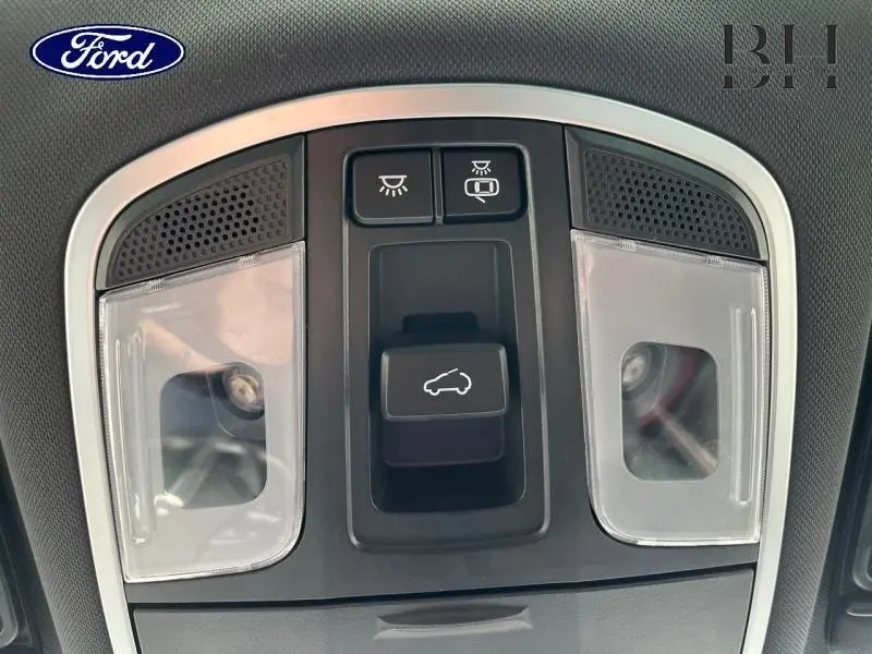 Plafonnier intérieur avec commandes d'éclairage et ouverture de coffre d'un Hyundai Tucson Phantom Black Métal, vue de dessous.