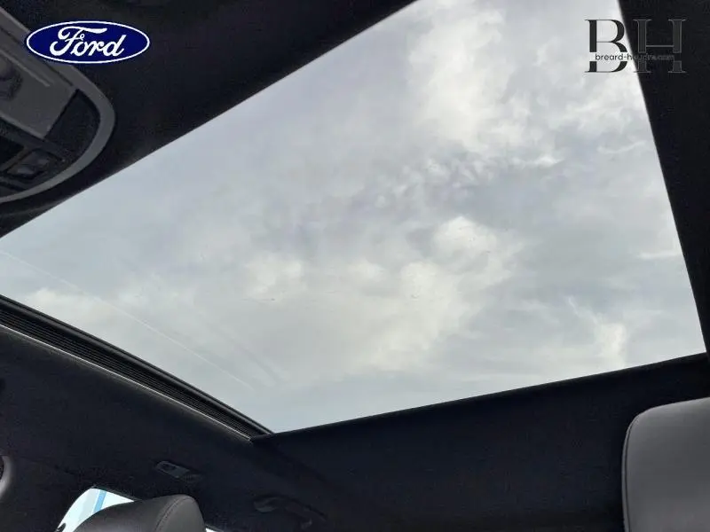 Toit panoramique en verre du Hyundai Tucson Phantom Black Métal vu de l'intérieur côté conducteur.