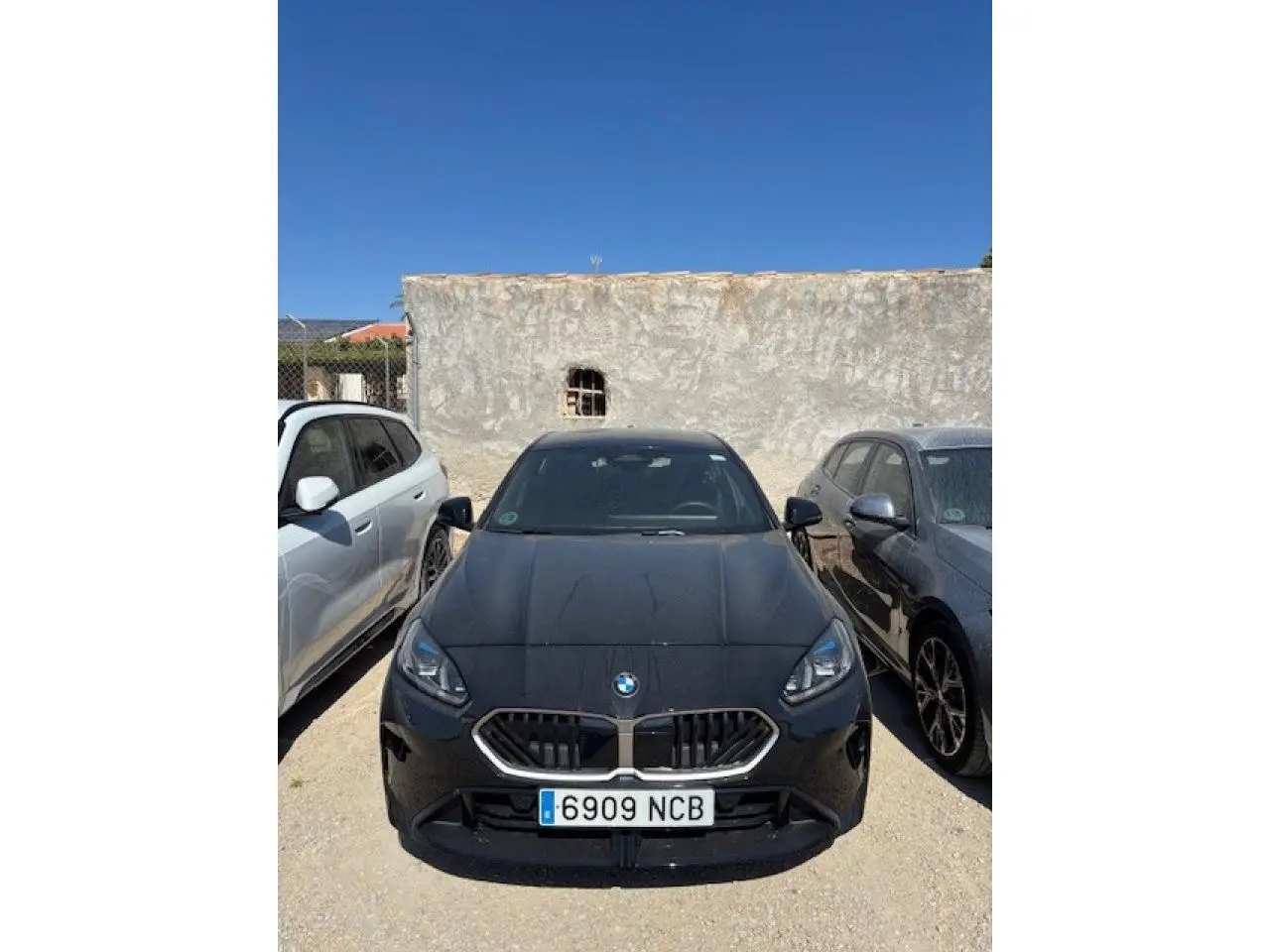 BMW Série 1 118d M Sport noir métal vue de face, calandre M Sport et phares LED visibles