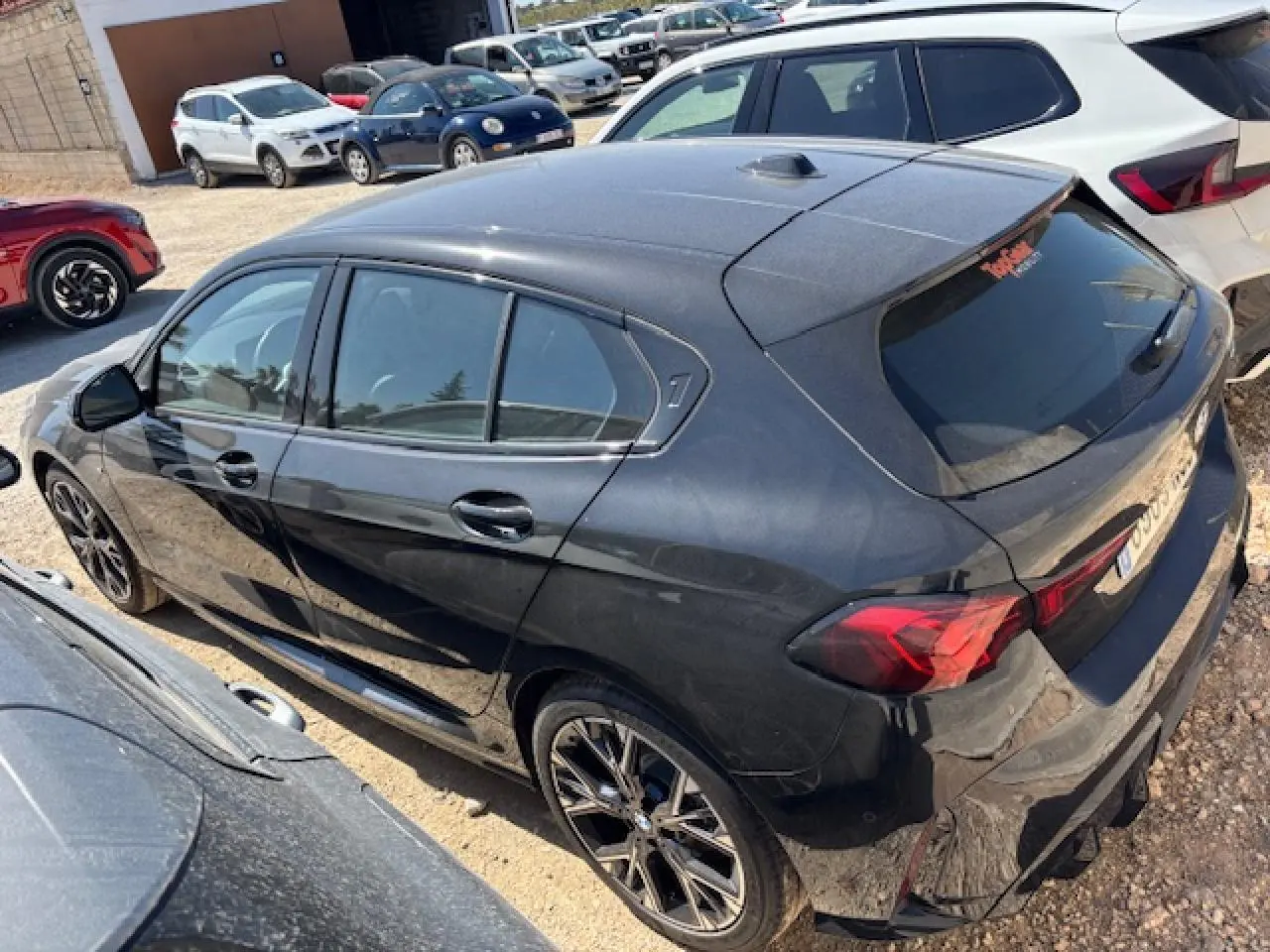 BMW Série 1 118d M Sport noir métal vue 3/4 arrière droit avec jantes alliage et toit panoramique