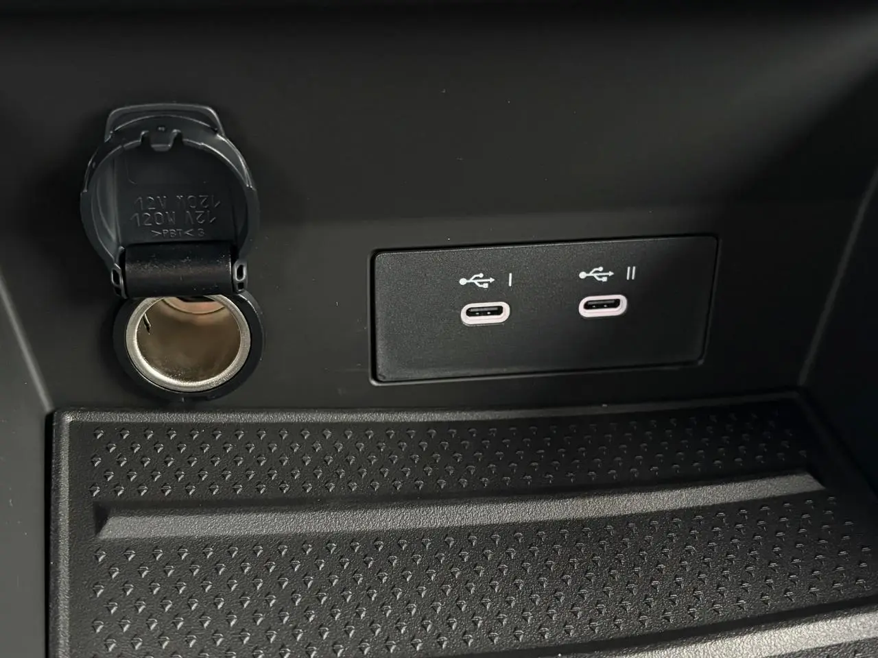 Gros plan intérieur sur les prises USB-C doubles et prise 12V du Renault Captur Gris Cassiopée avec toit noir.