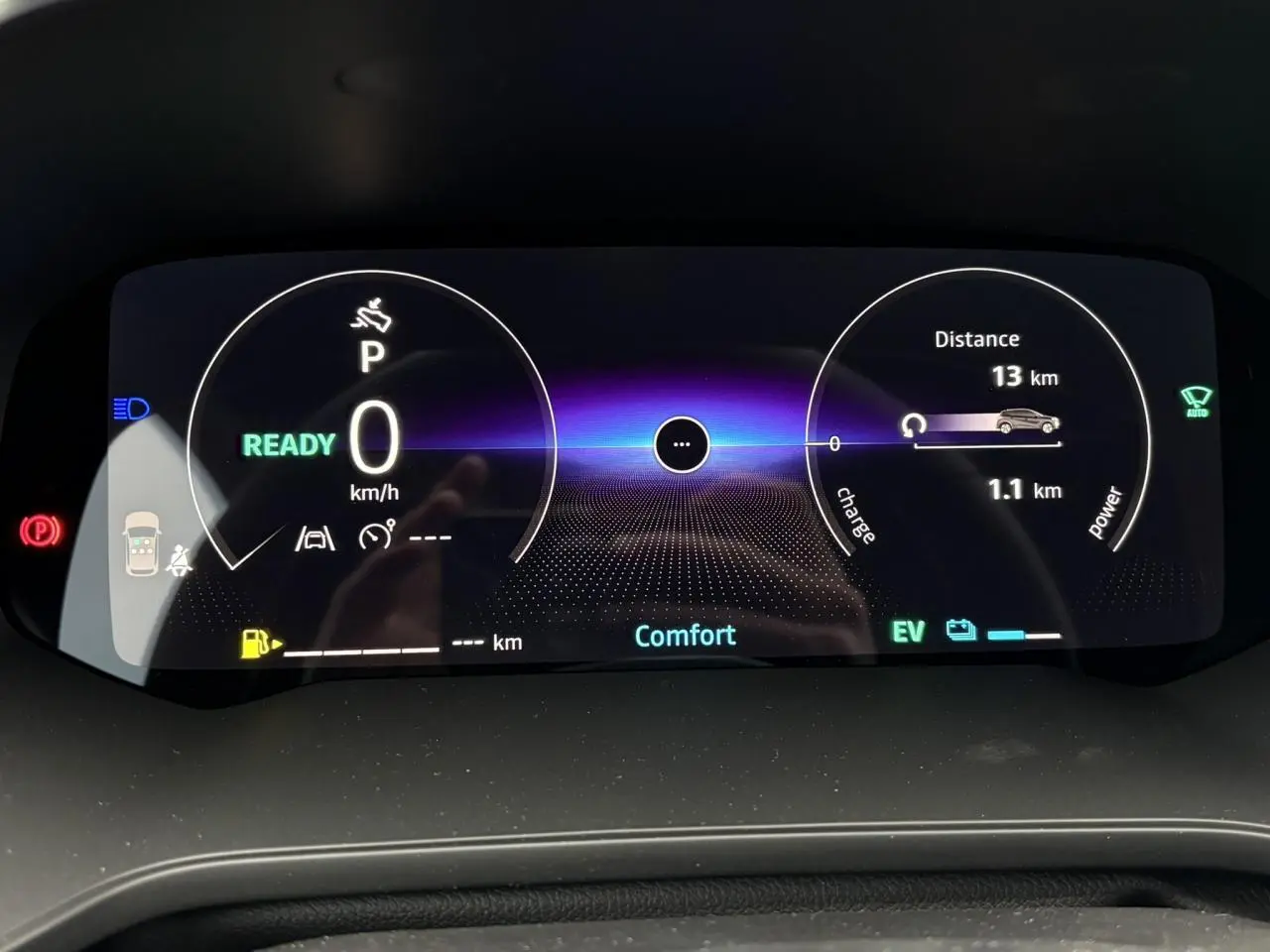 Tableau de bord numérique 10 pouces du Renault Captur 2025 hybride, affichage mode Confort et indicateurs de charge.