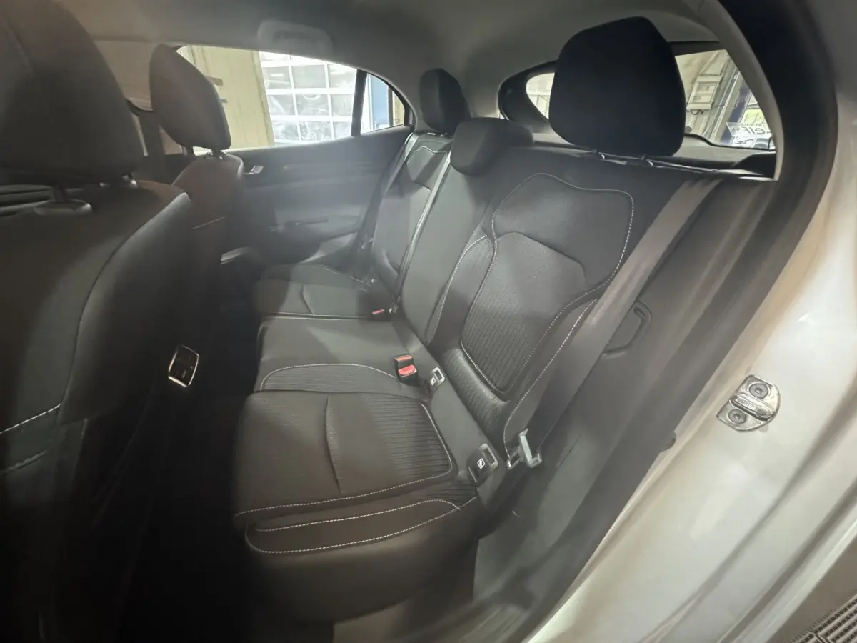 Vue intérieure côté droit sur la banquette arrière noire avec surpiqûres blanches de la Renault Mégane Business 2019 gris clair.