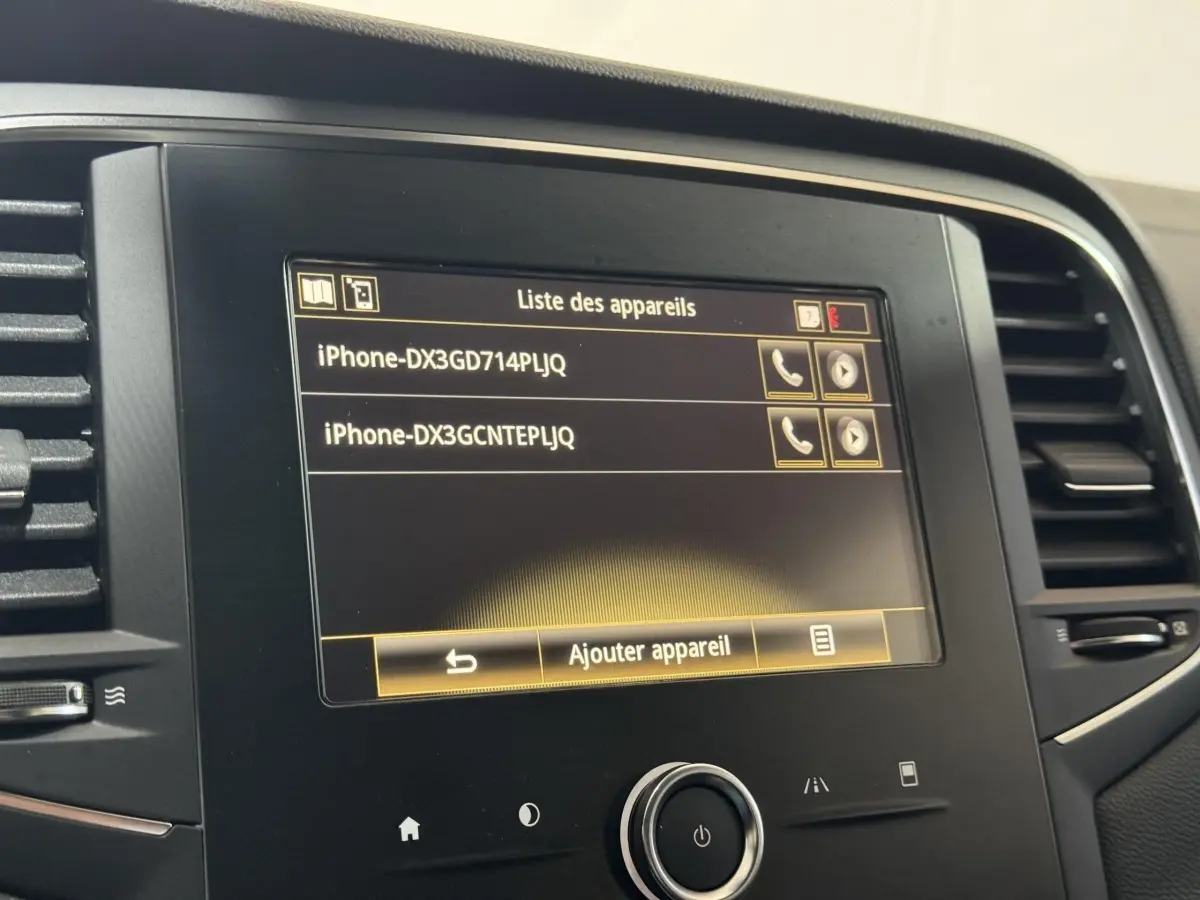 Écran tactile central de la Renault Mégane Business gris clair, affichant la liste des appareils Bluetooth connectés.