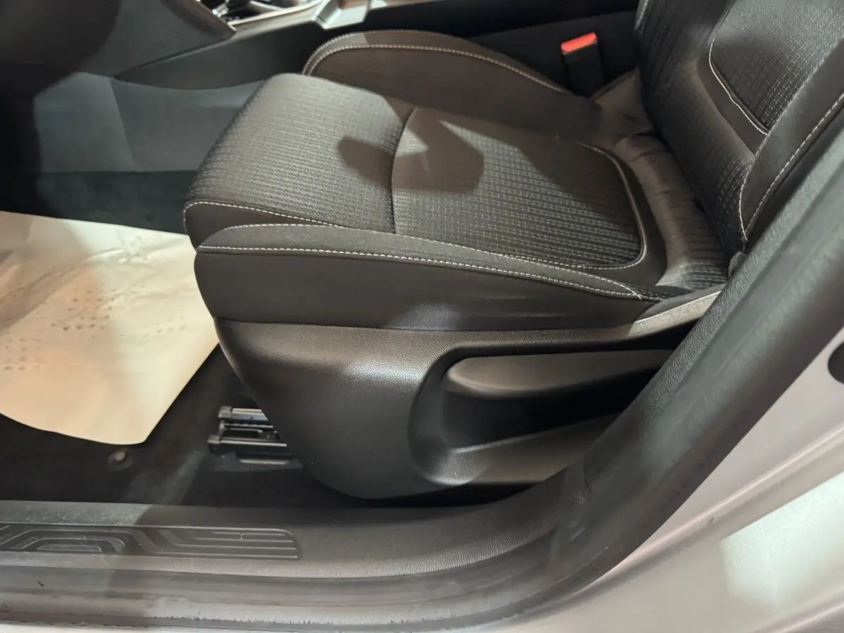 Vue rapprochée du siège avant droit gris foncé de la Renault Mégane Business 2019 avec réglage manuel en hauteur.