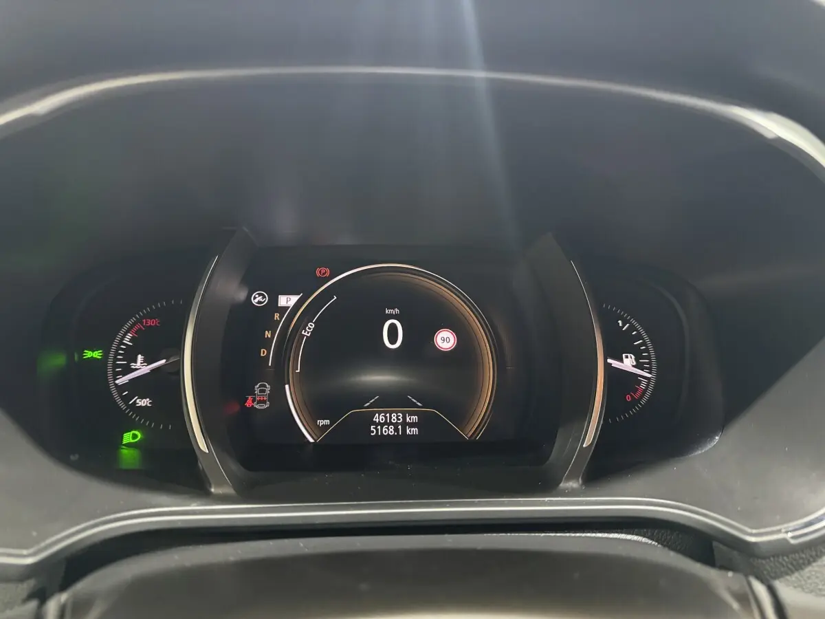 Tableau de bord numérique de Renault Mégane Business gris, affichage vitesse 0 km/h et jauge carburant visible.