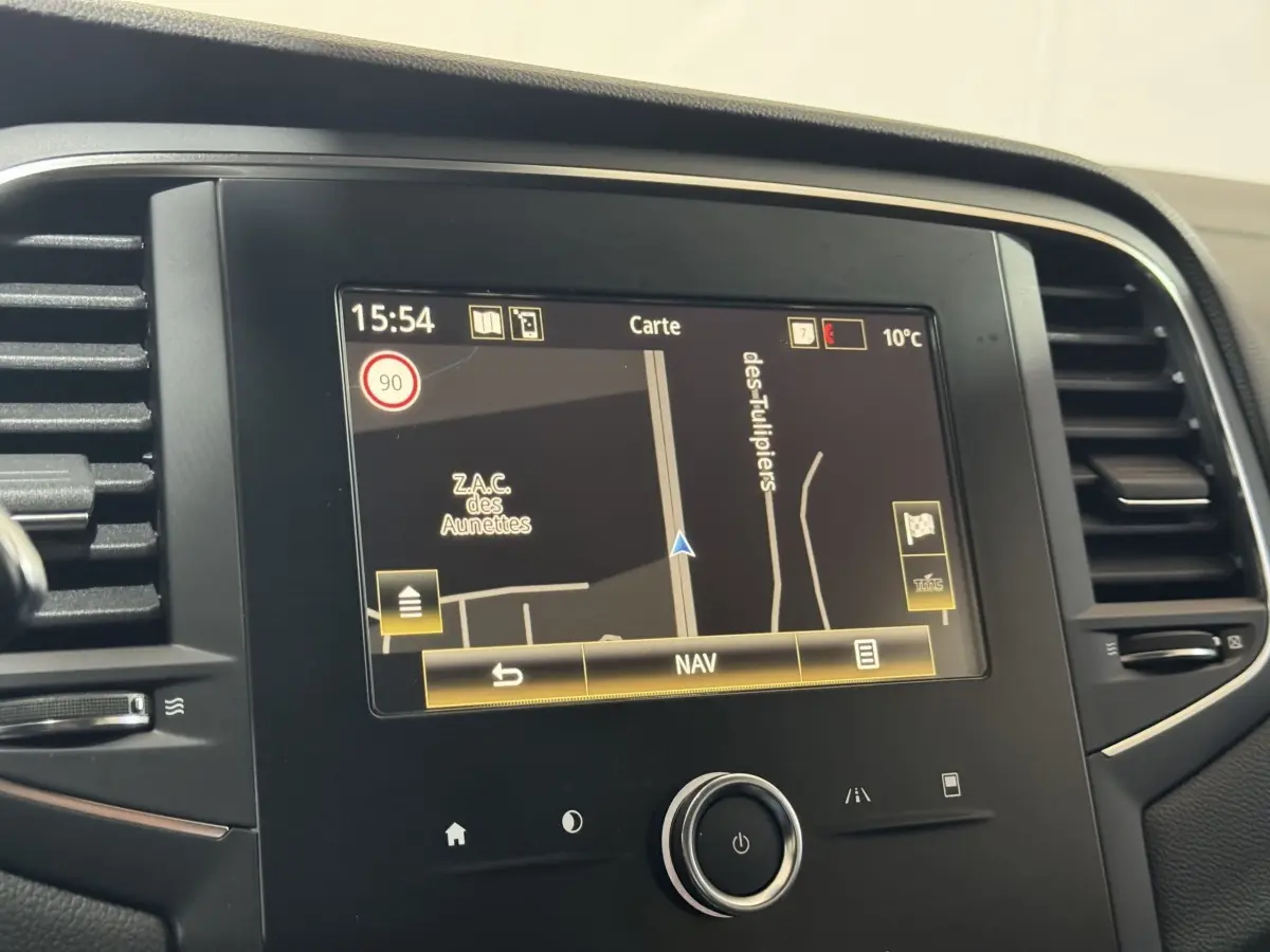 Écran tactile central du tableau de bord de la Renault Mégane Business gris clair, affichant la navigation GPS.