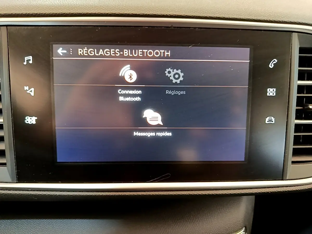Écran tactile central affichant les réglages Bluetooth dans l’habitacle d’une Peugeot 308 blanche de 2017.