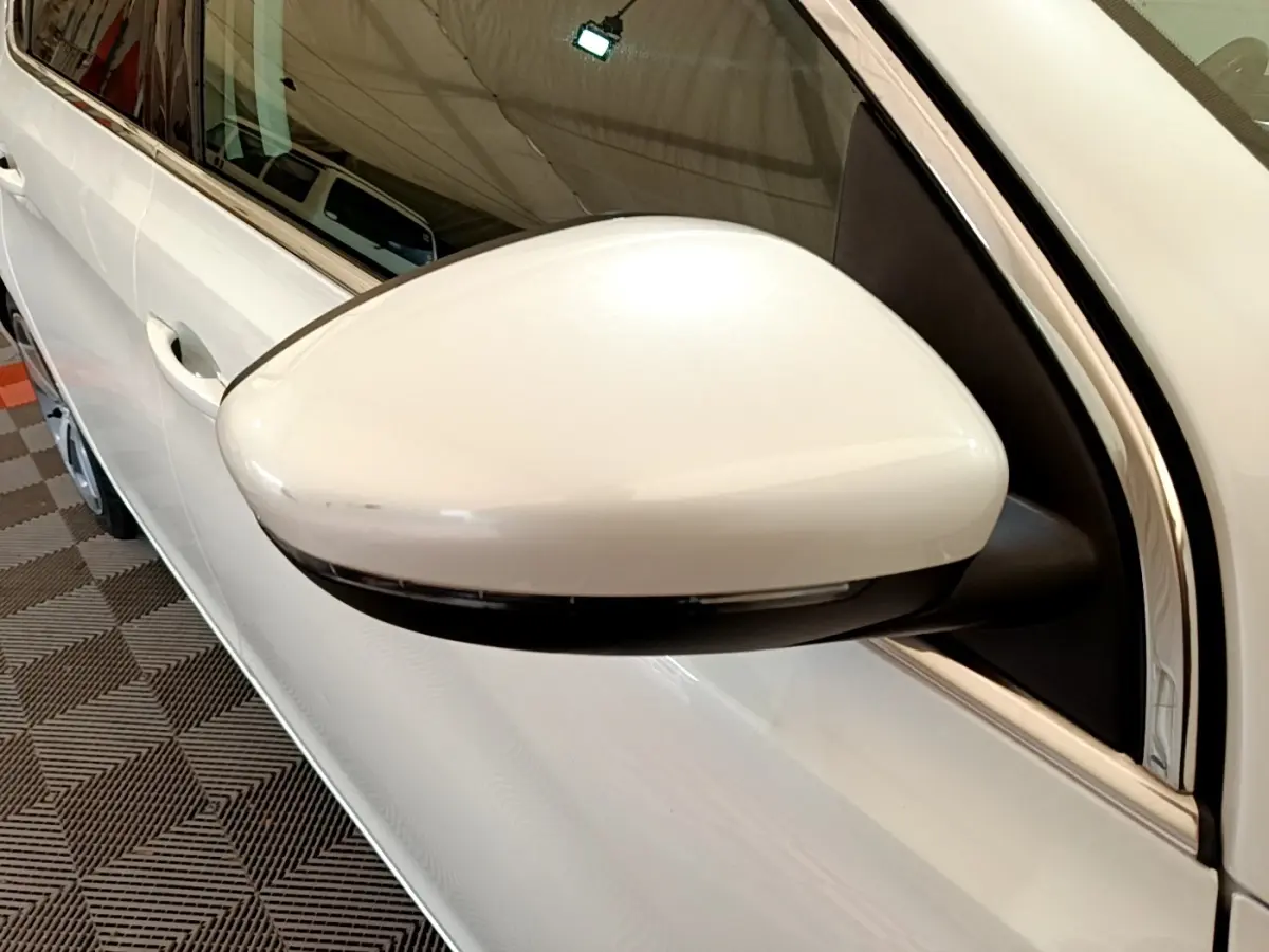Rétroviseur côté conducteur blanc de Peugeot 308 2017, vue rapprochée sur la portière et la vitre.