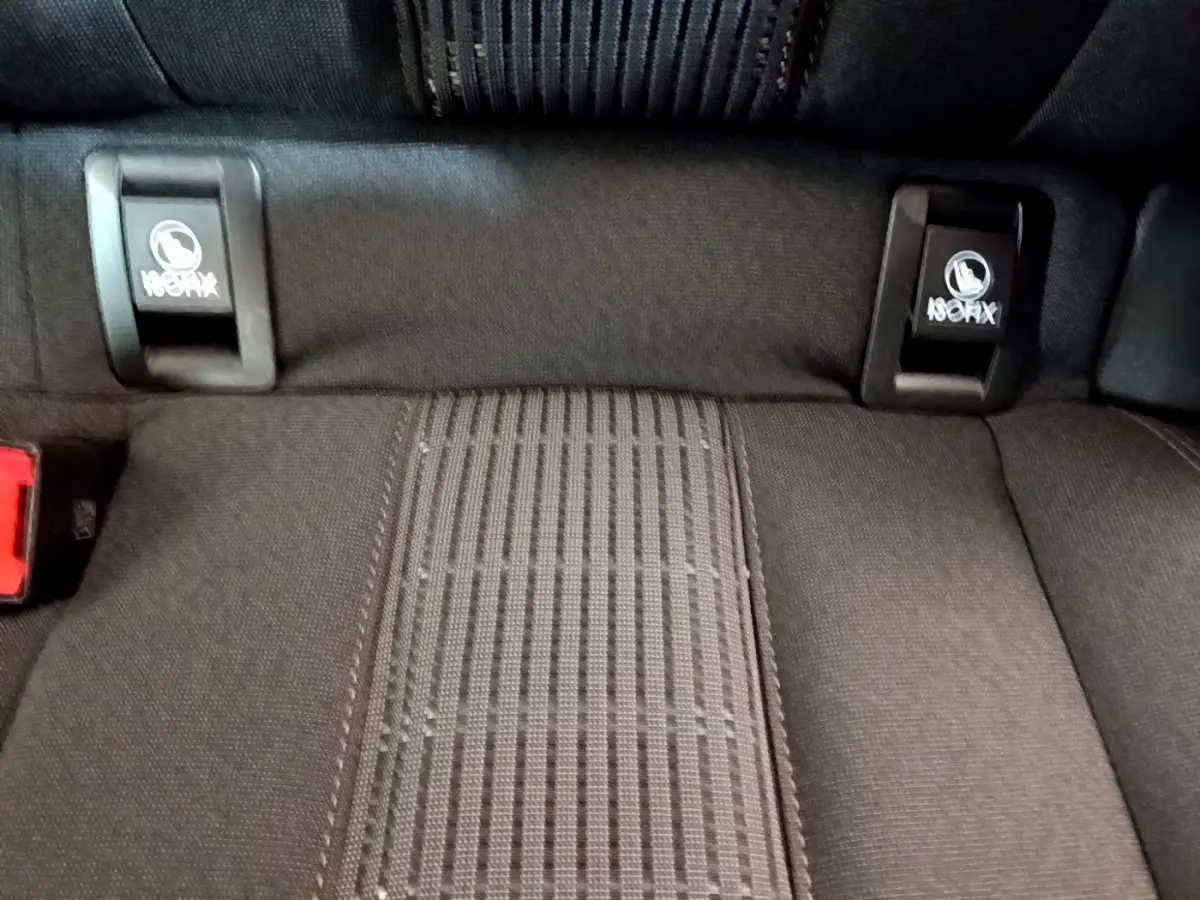 Gros plan sur la banquette arrière noire de la Peugeot 308 avec fixations ISOFIX visibles.