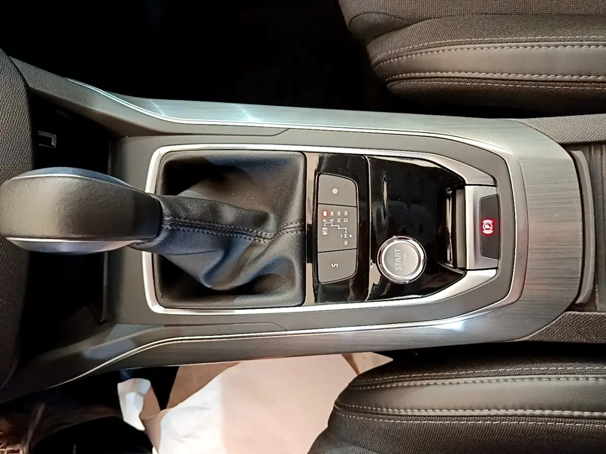 Vue plongeante sur la console centrale avec levier de vitesse et bouton démarrage de la Peugeot 308 blanche 2017.