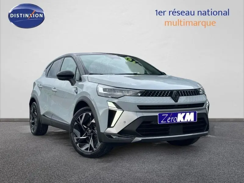 Renault Captur 2026 gris Rafale/noir étoilé en 3/4 avant droit, avec signature lumineuse distinctive esprit Alpine.