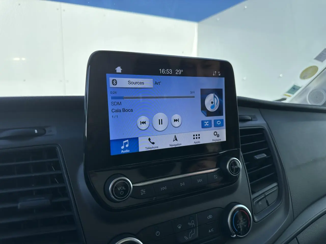 Écran tactile central du Ford Transit Fourgon blanc 2020 affichant système audio et navigation