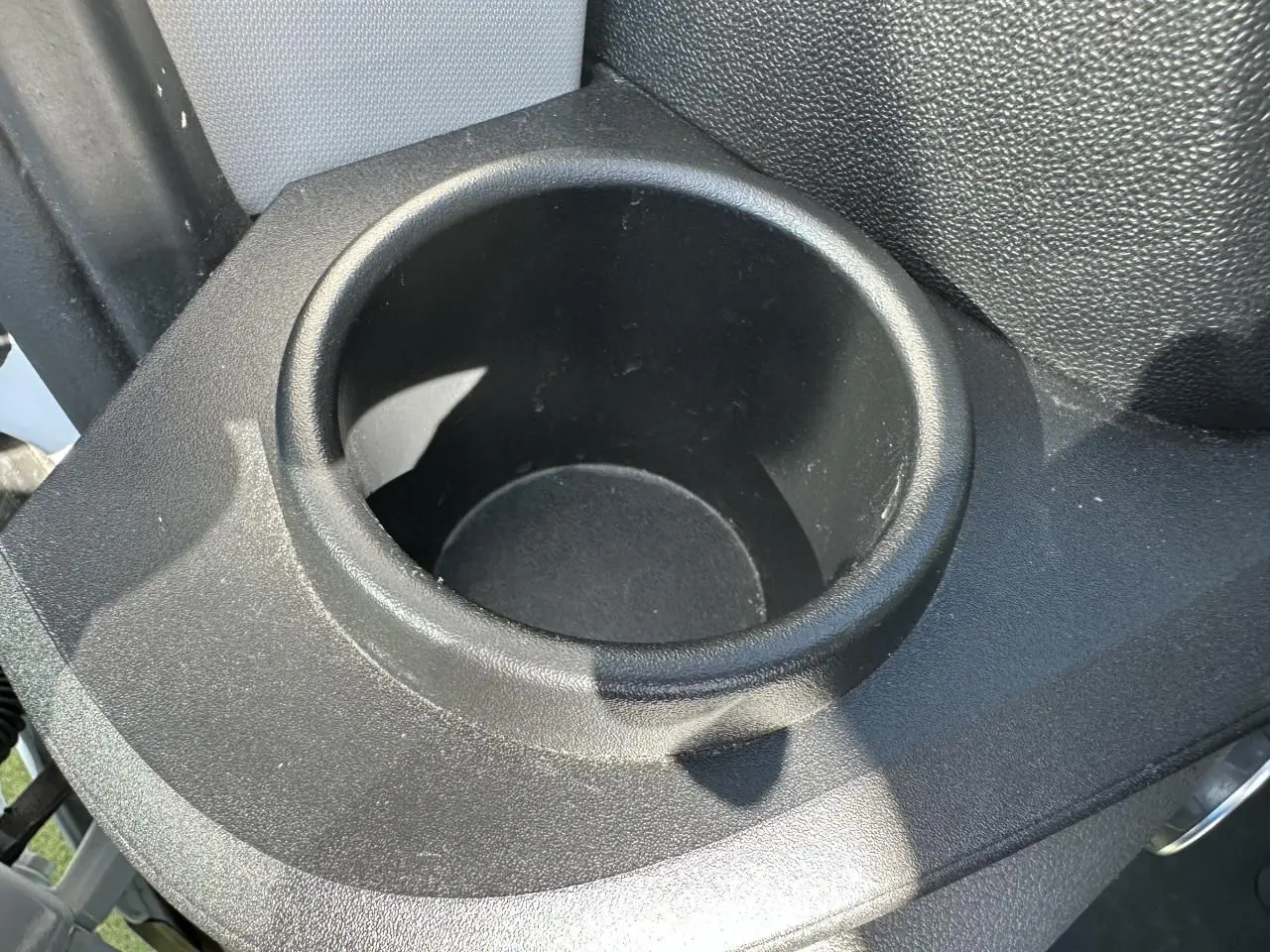 Gros plan sur le porte-gobelet noir dans l'habitacle du Ford Transit Fourgon blanc, version Trend Business 2020.