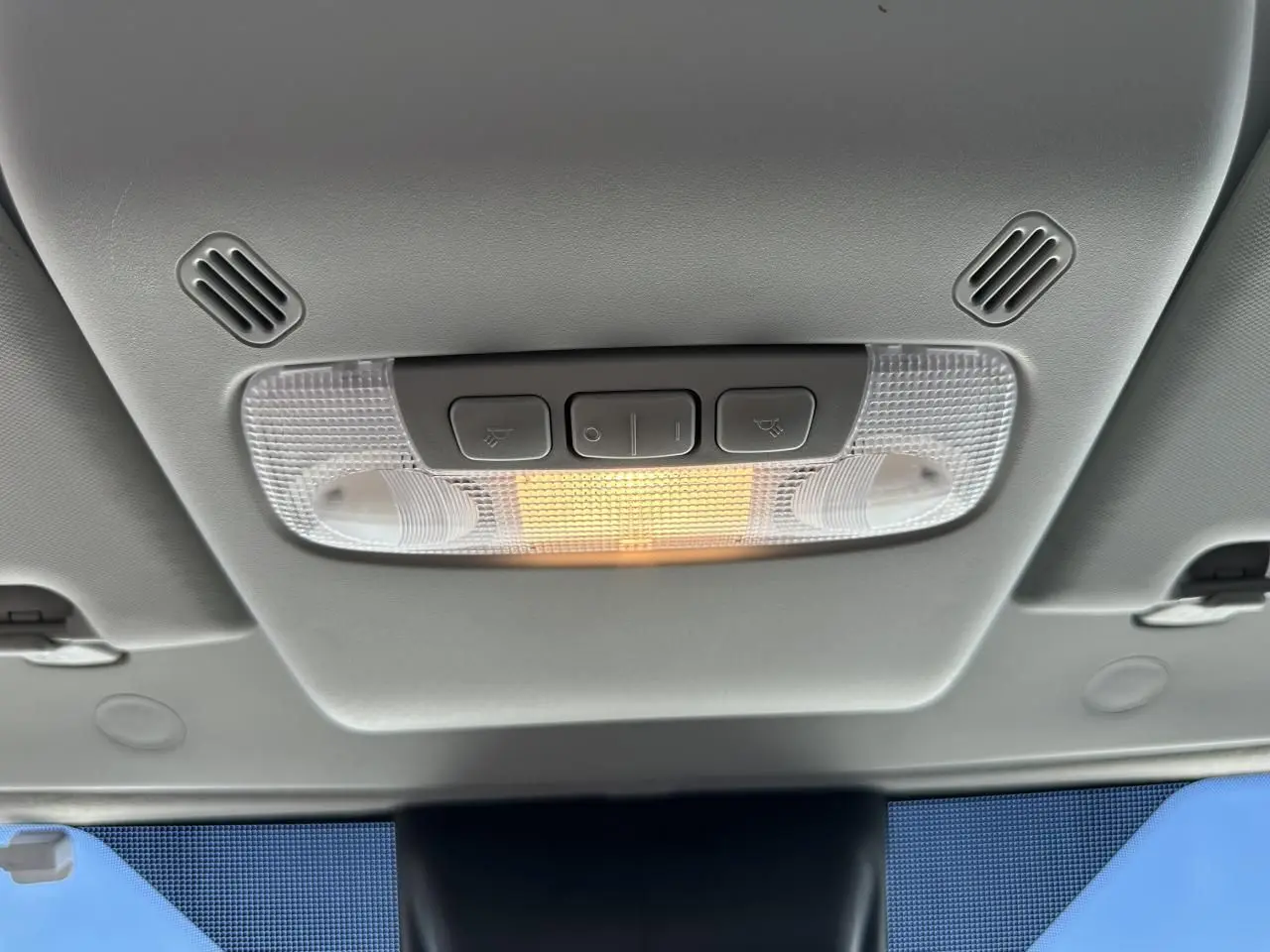 Plafonnier intérieur allumé avec commandes d’éclairage sur le toit du Ford Transit Fourgon blanc, vue vers l’avant