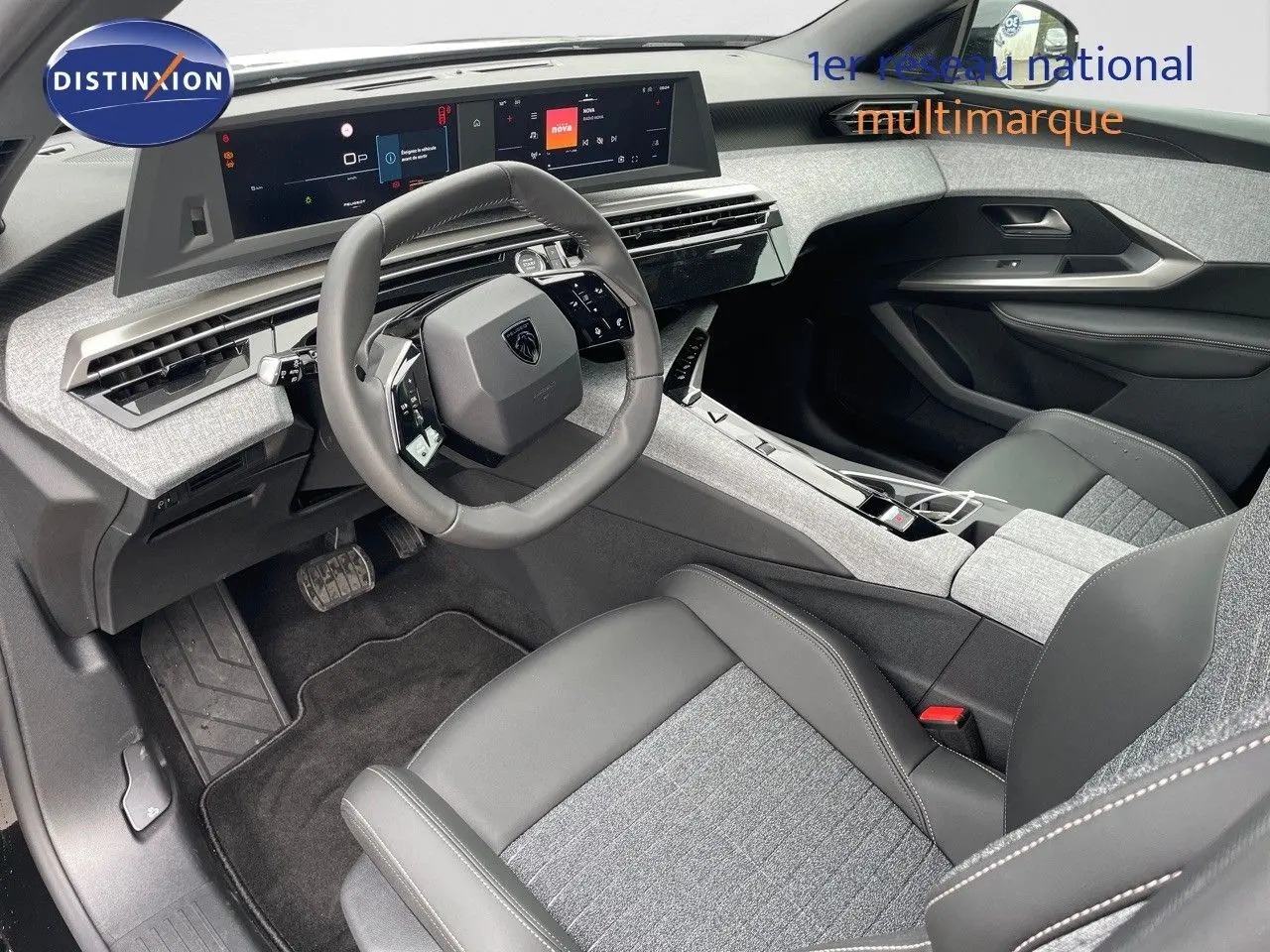 Intérieur du Peugeot 3008 Hybrid 2025 vu côté conducteur, avec sellerie cuir et tissu gris et tableau de bord numérique.