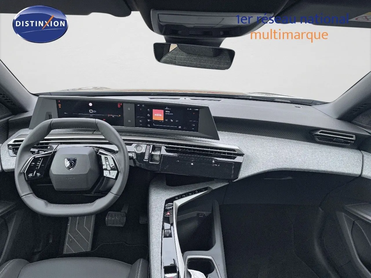 Intérieur moderne du Peugeot 3008 Hybrid 2025, vue frontale du tableau de bord et volant compact noir.