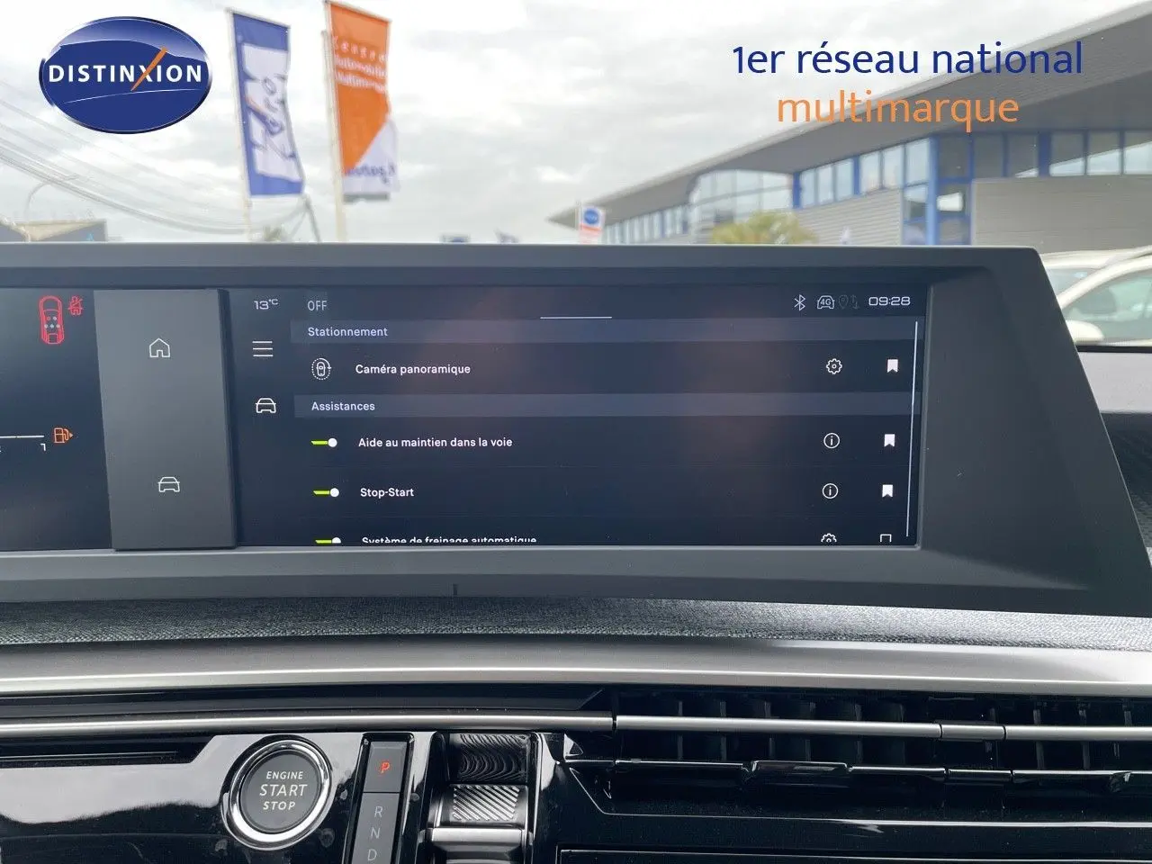 Vue rapprochée de l'écran tactile et du bouton start/stop du tableau de bord d'un Peugeot 3008 noir perle métal 2025.