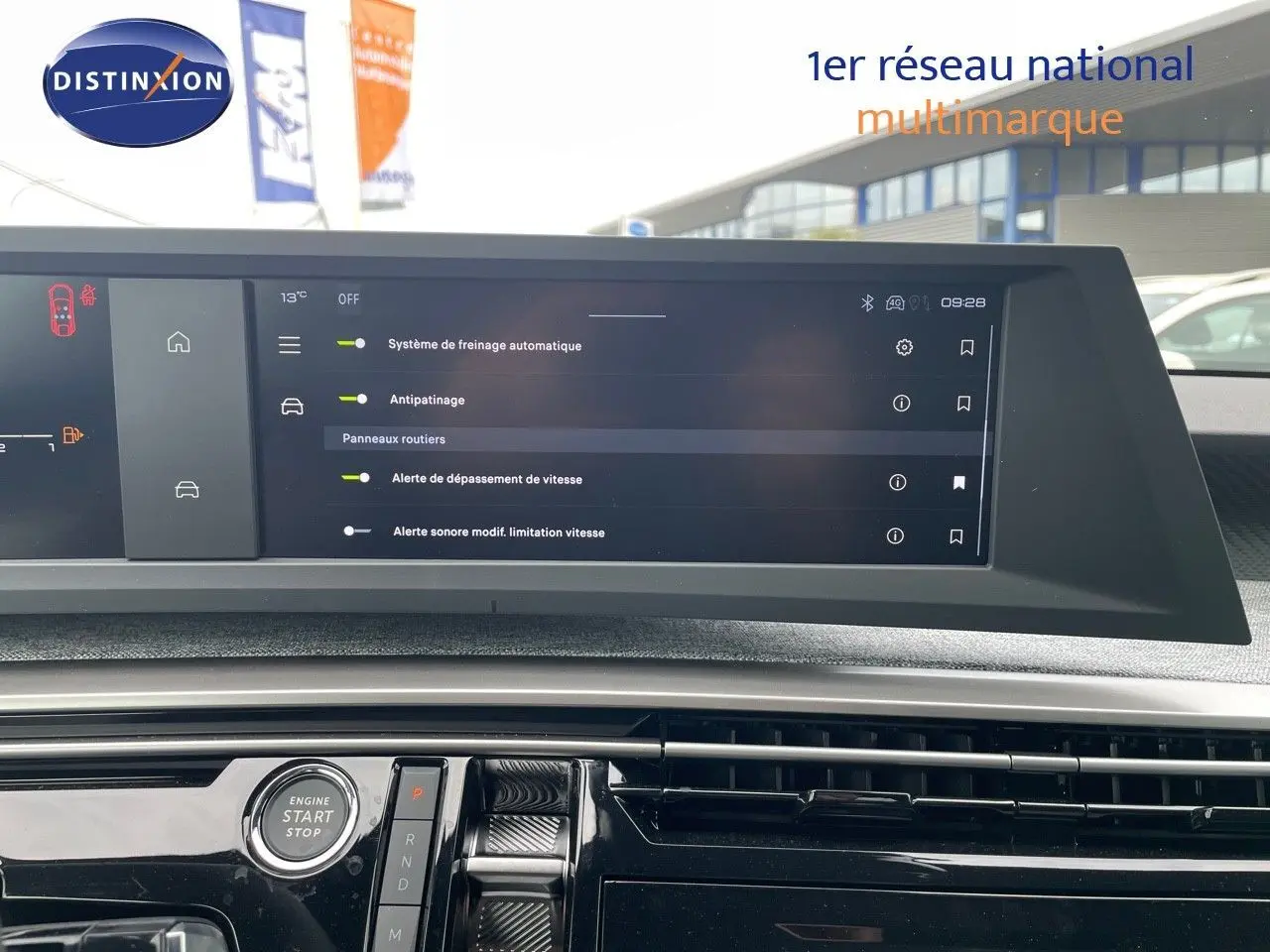 Tableau de bord du Peugeot 3008 Hybrid noir perle métal, vue frontale sur l'écran tactile et commandes centrales.