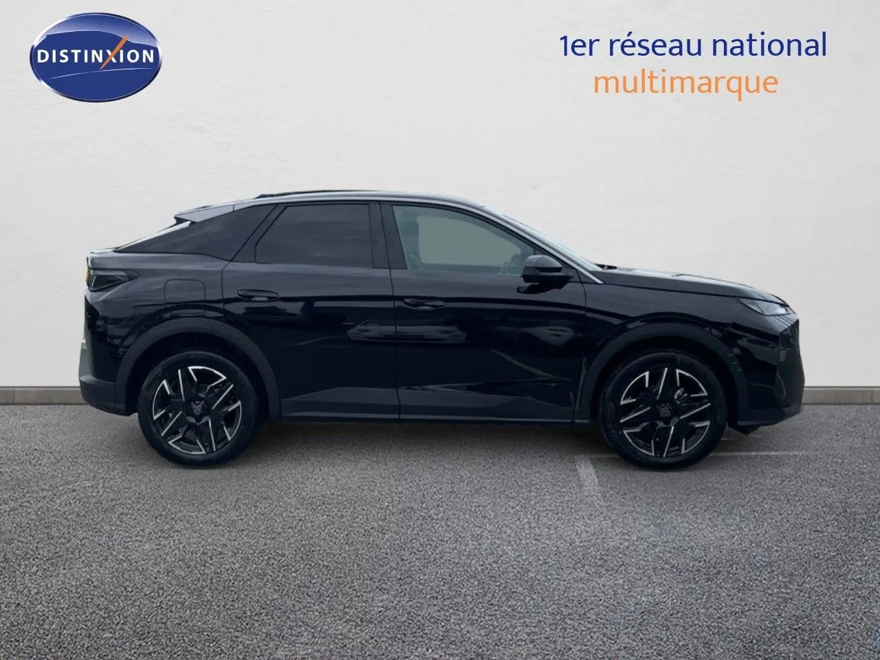 Profil côté gauche du Peugeot 3008 Hybrid 136ch Allure noir perle métal avec jantes biton 19 pouces.