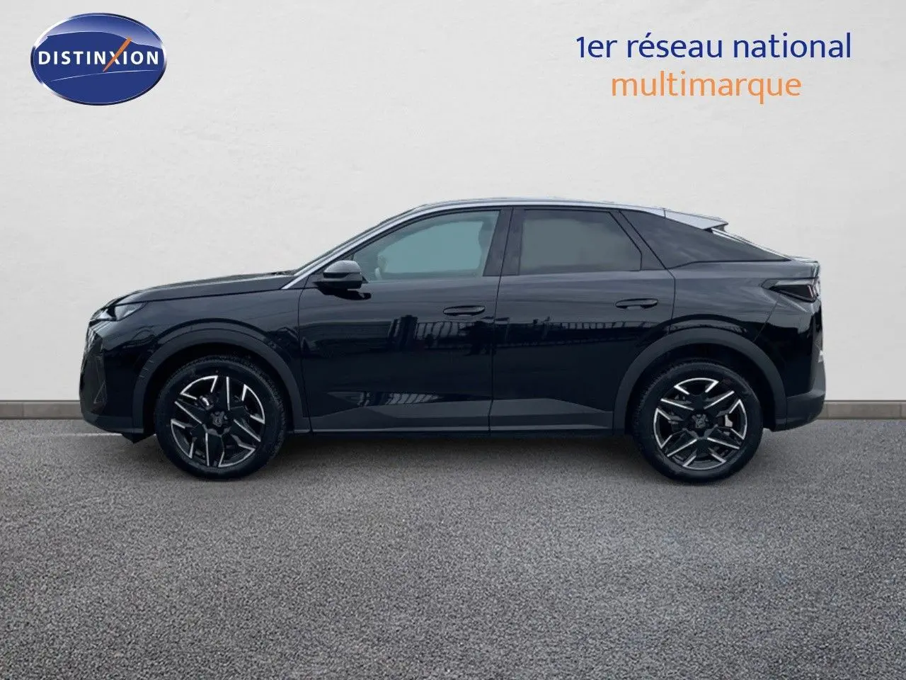 Profil droit du Peugeot 3008 Hybrid 136ch Allure noir perle métal avec jantes alliage bicolores visibles.