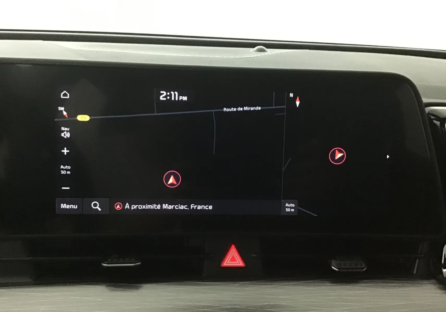 Écran digital 12,3'' du Kia Sportage 2025 affichant la navigation avec carte et alertes, tableau de bord noir.