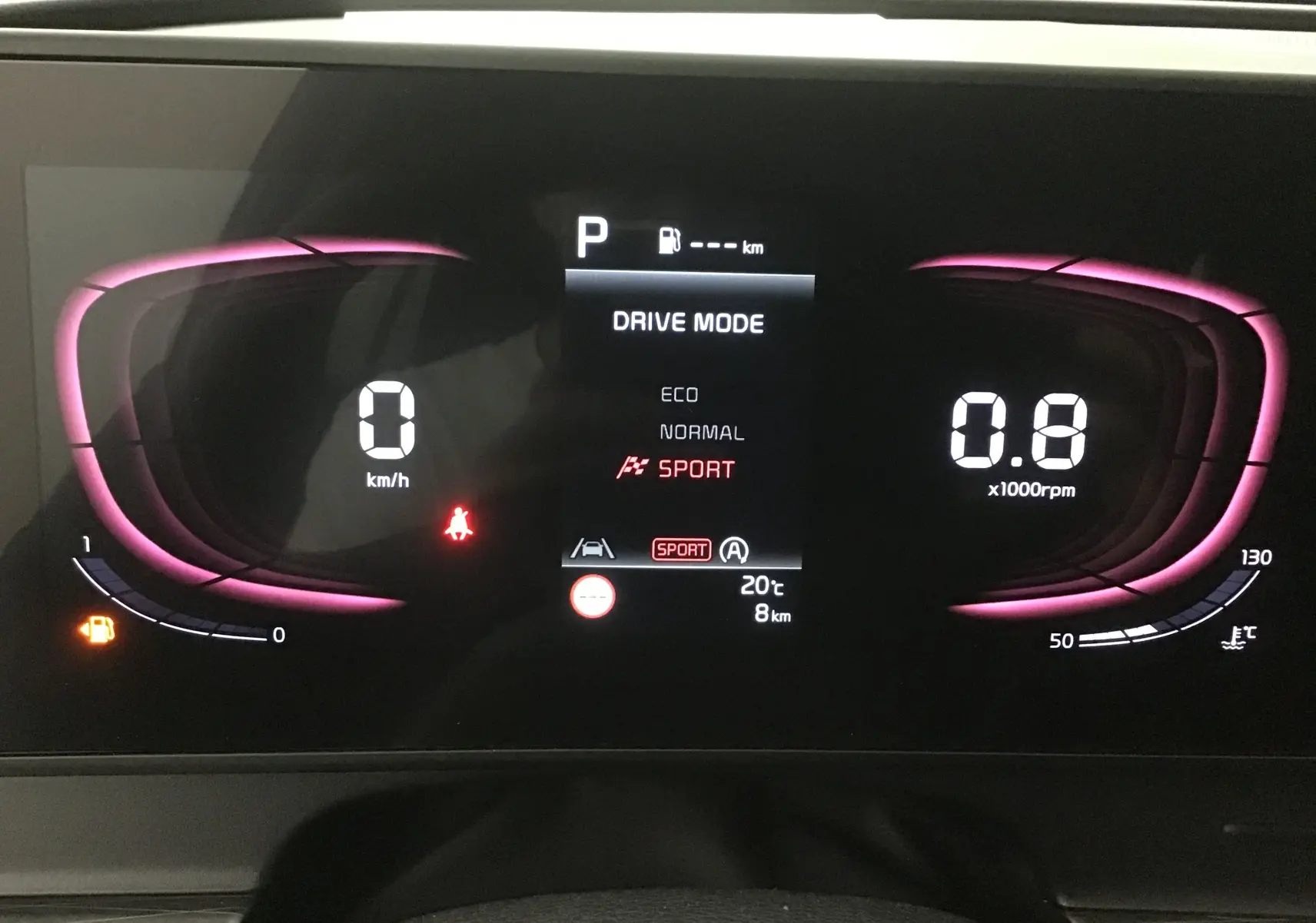 Tableau de bord digital du KIA SPORTAGE 2025 en mode sport, affichant vitesse, régime et température moteur.