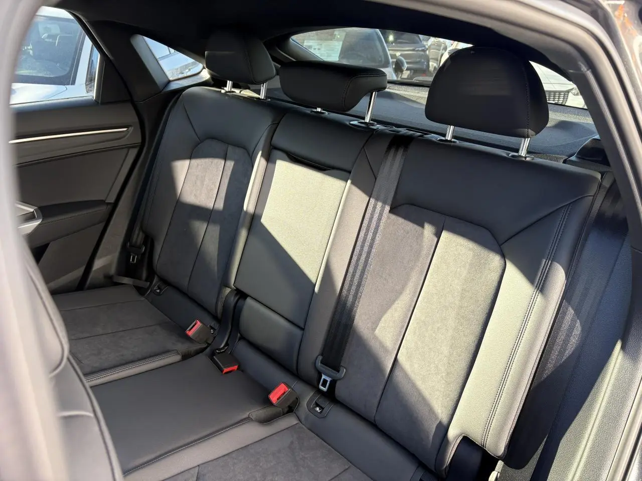 Banquette arrière en cuir et tissu gris foncé de l'Audi Q3 Sportback 2025, vue intérieure côté droit.