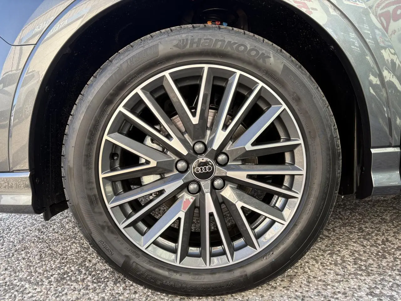 Gros plan sur la jante aluminium 20 branches en V gris contrasté du côté gauche d'un Audi Q3 Sportback gris Daytona.