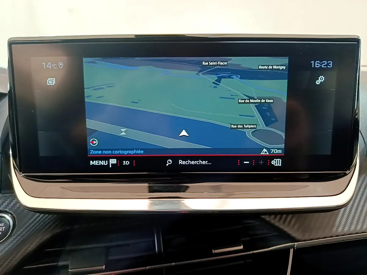 Écran tactile 10 pouces du système de navigation du Peugeot 2008 gris clair, vue frontale du tableau de bord.