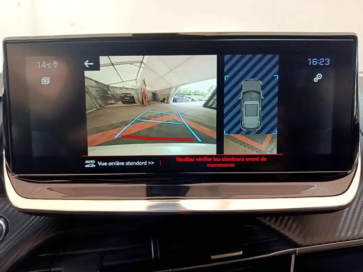 Écran tactile du tableau de bord du Peugeot 2008 gris clair montrant la caméra de recul et l'aide au stationnement arrière.