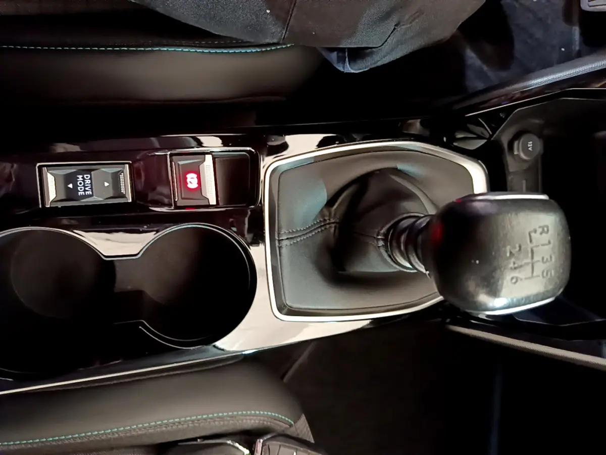 Gros plan sur la console centrale noire du Peugeot 2008 avec levier de vitesse manuelle et bouton Drive Mode.