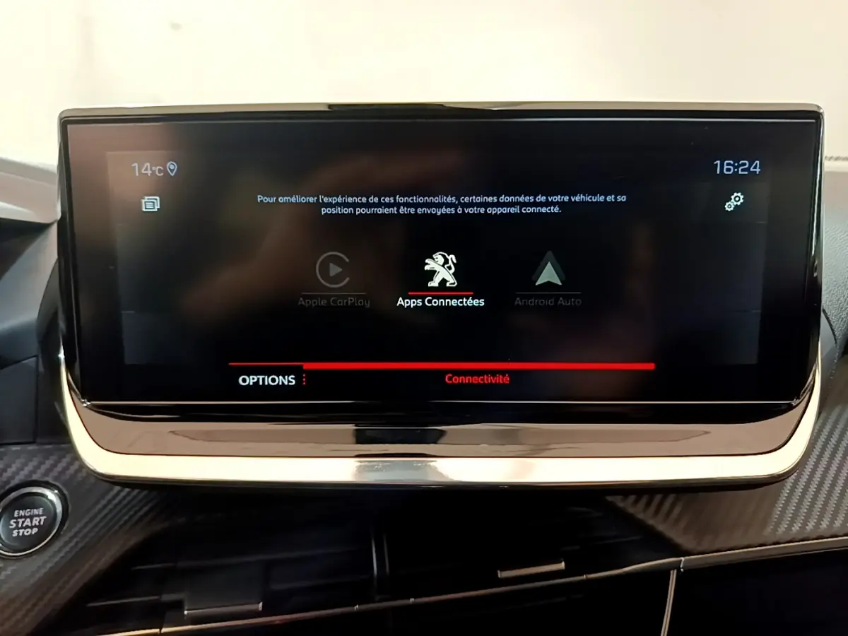 Écran tactile central affichant les applications connectées dans l'habitacle du Peugeot 2008 gris clair, version Allure Business.