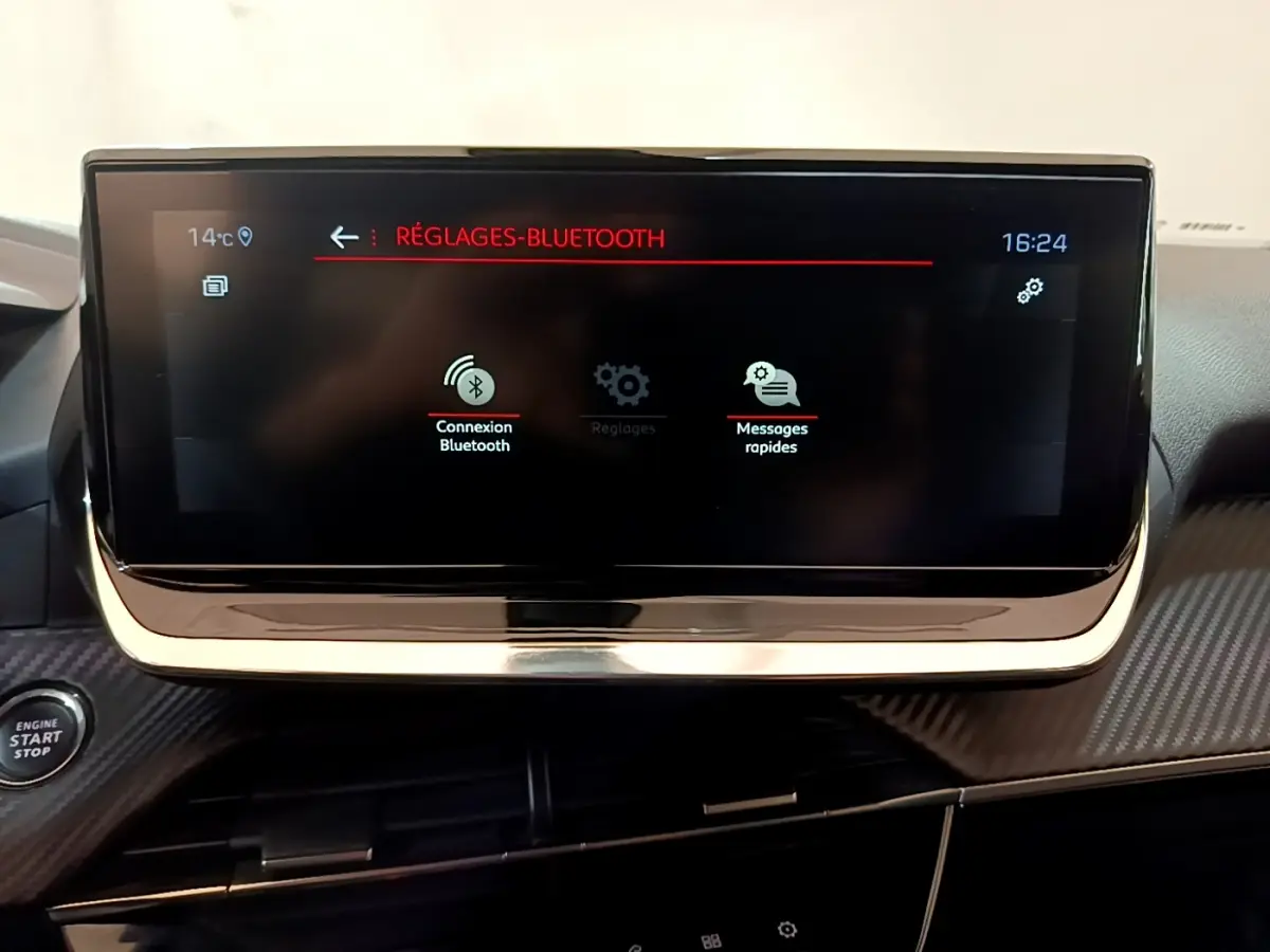 Écran tactile central affichant les réglages Bluetooth dans l'habitacle du Peugeot 2008 gris clair, vue rapprochée.