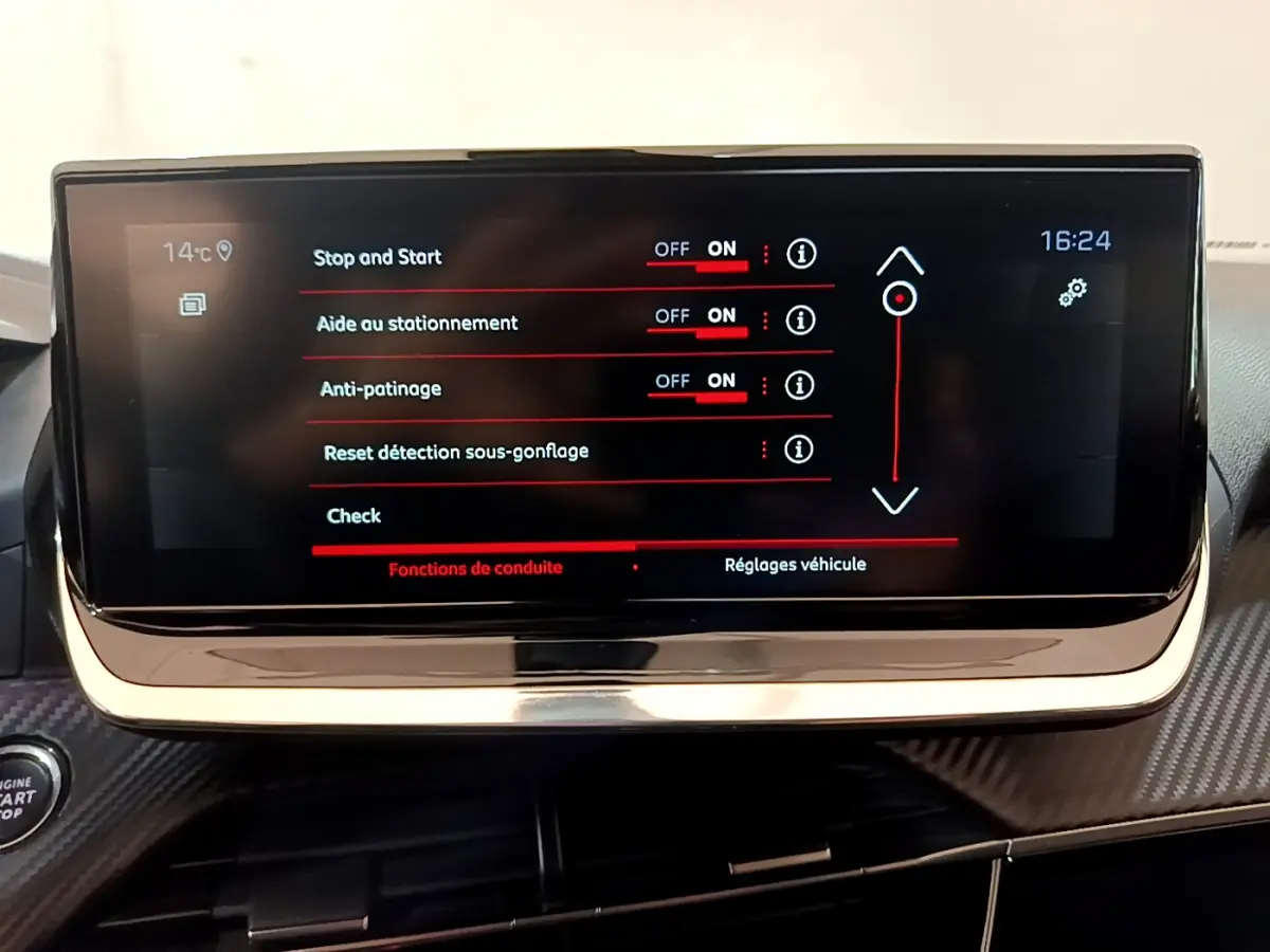 Écran tactile central du tableau de bord du Peugeot 2008 gris clair affichant les réglages d’aide à la conduite.