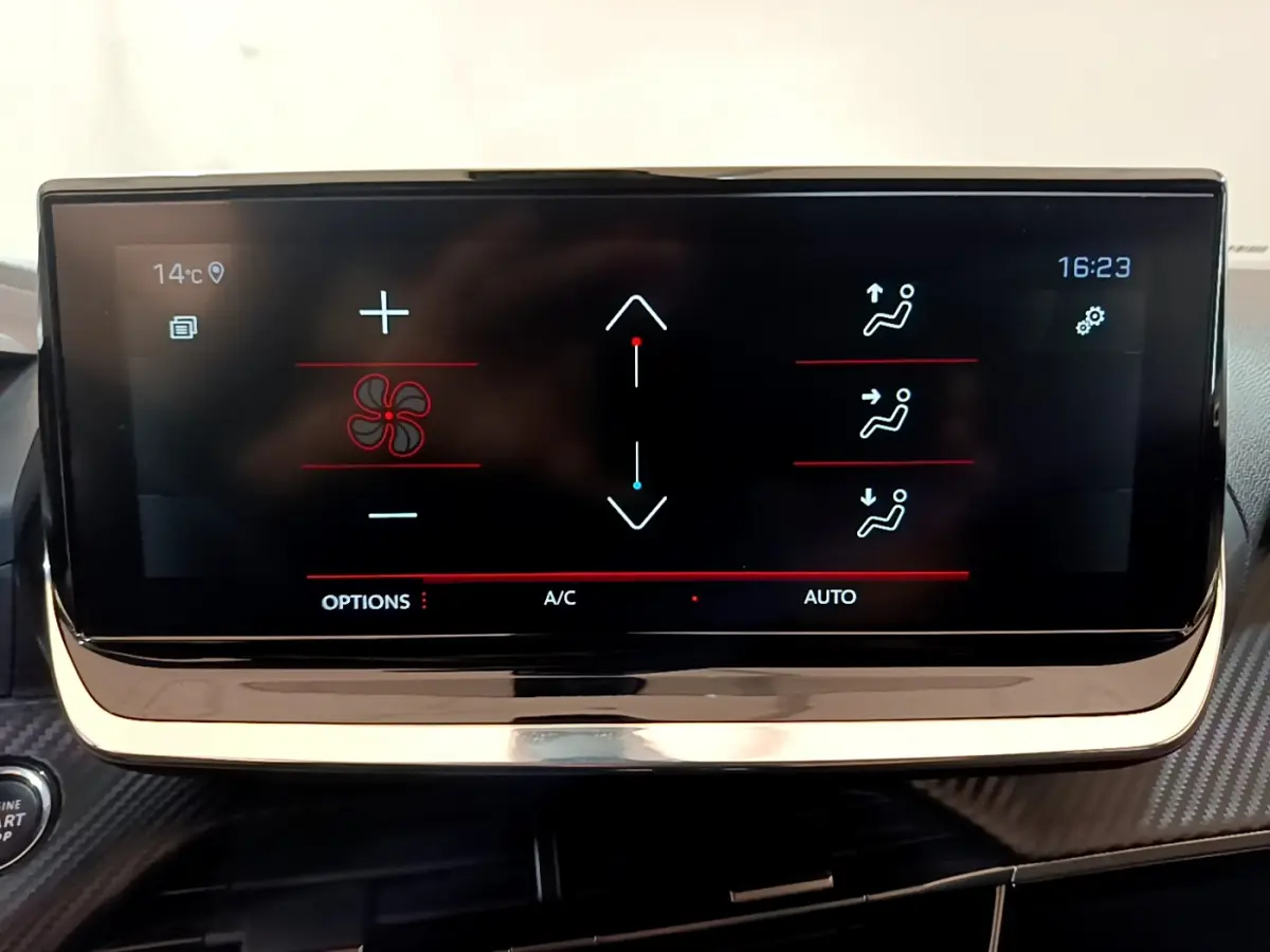 Écran tactile central du tableau de bord du Peugeot 2008 gris clair affichant les commandes de climatisation automatique.