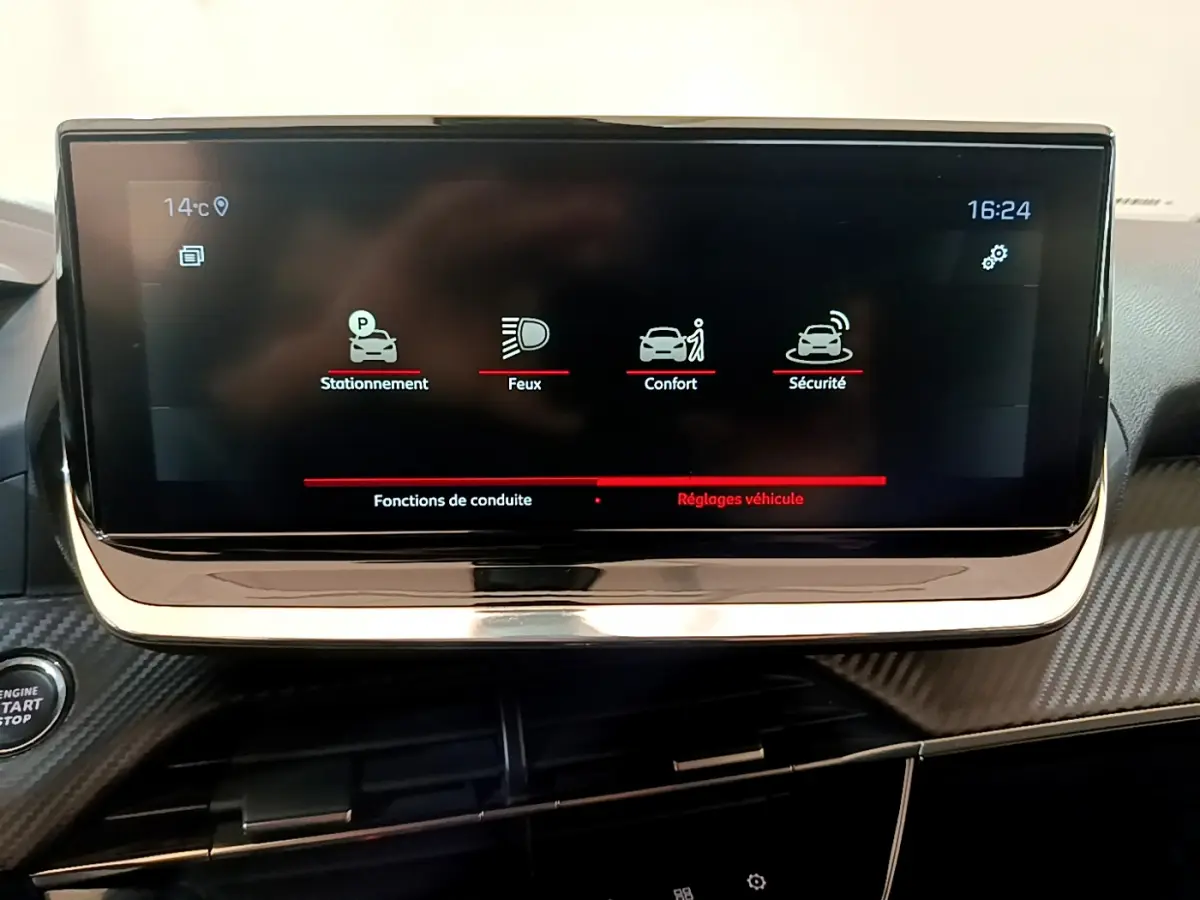 Écran tactile central du tableau de bord du Peugeot 2008 gris clair, affichant les réglages véhicule en mode confort et sécurité.