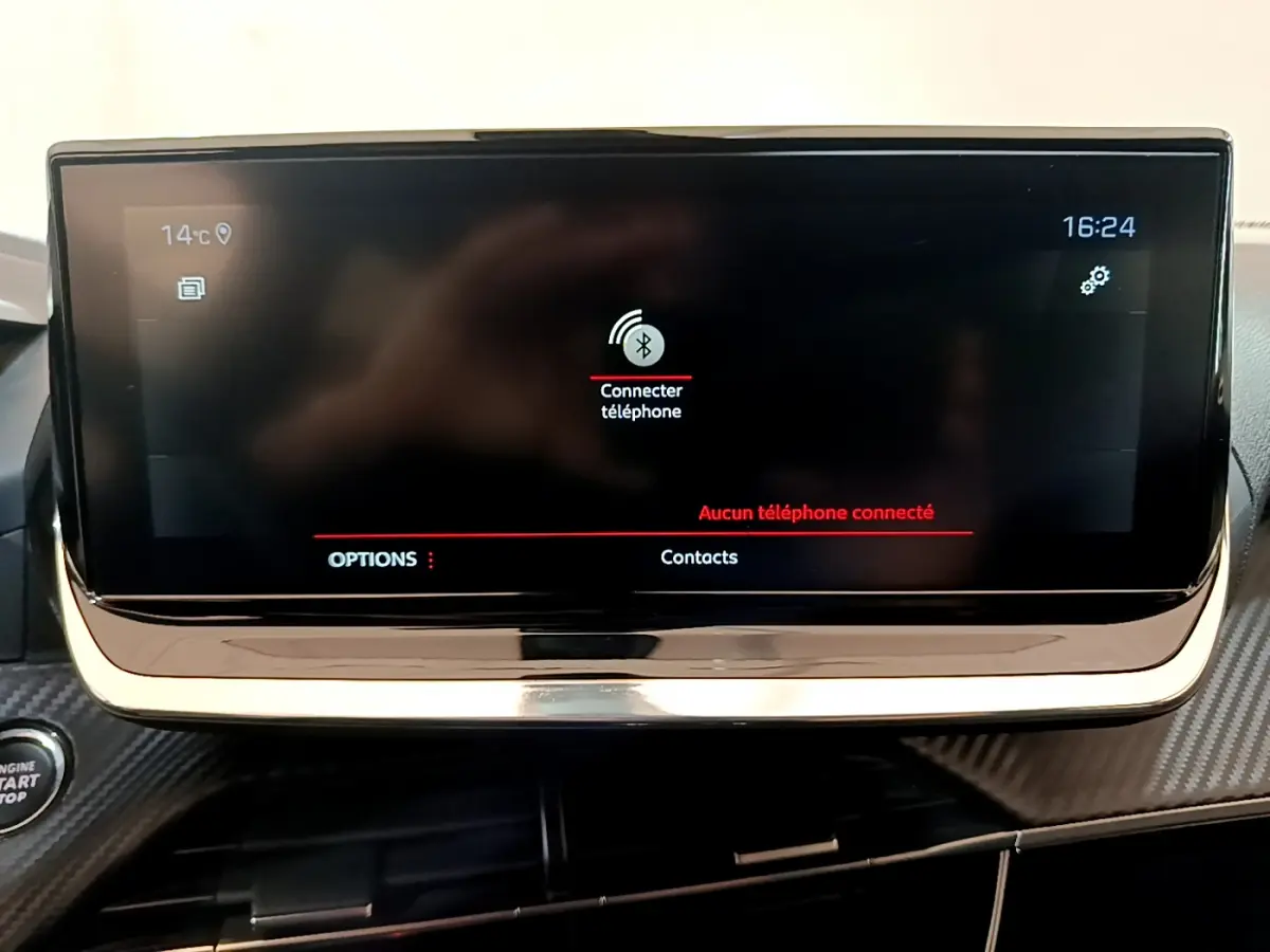 Écran tactile central allumé affichant la connexion Bluetooth dans l'habitacle d'une Peugeot 2008 gris clair.