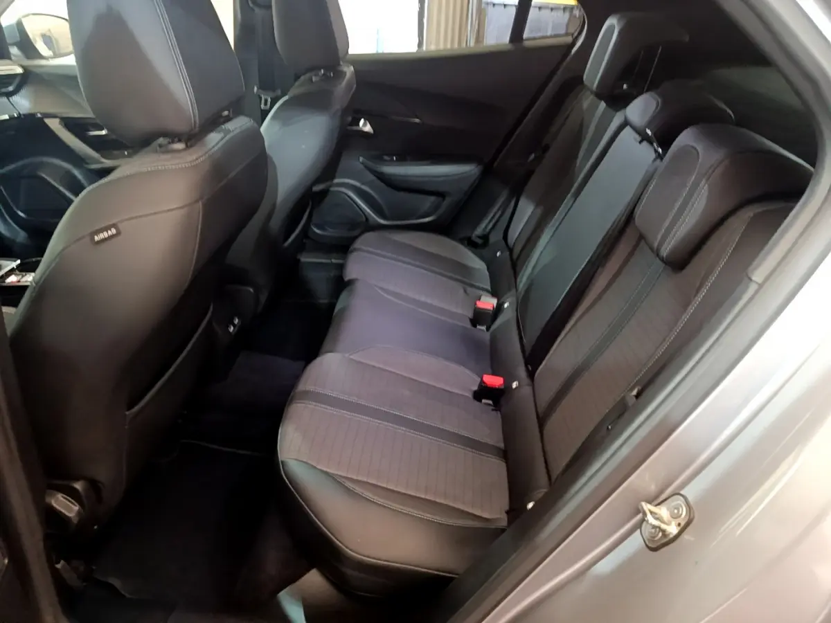 Vue intérieure côté droit sur la banquette arrière noire et grise du Peugeot 2008 gris clair 2021.