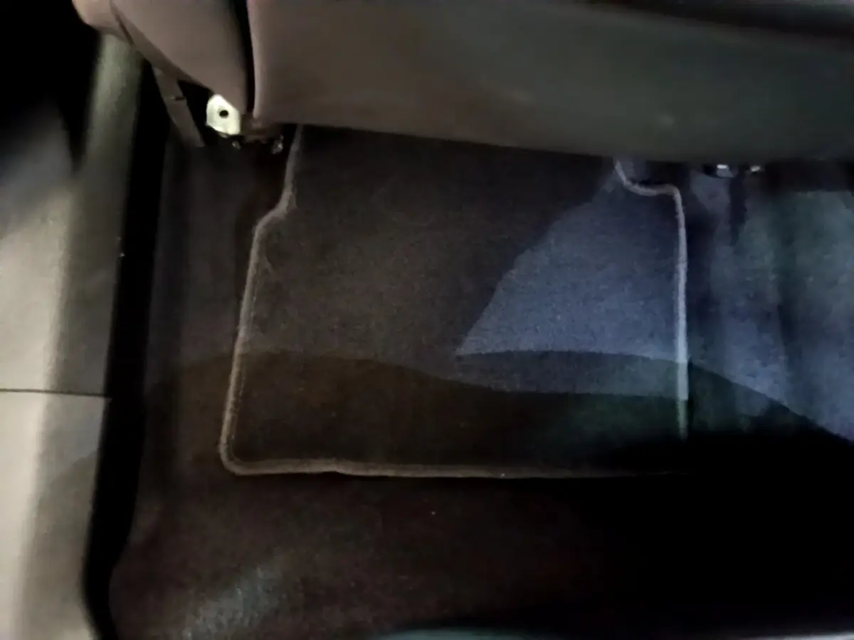 Gros plan sur le tapis de sol noir côté passager arrière du Peugeot 2008 gris clair de 2021