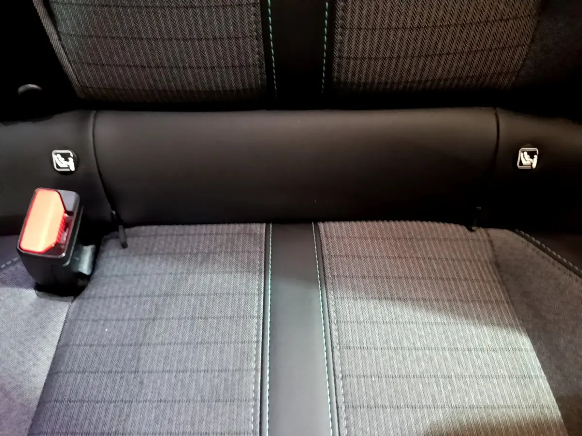 Gros plan sur la banquette arrière grise du Peugeot 2008 2021 avec ceintures et fixations Isofix visibles