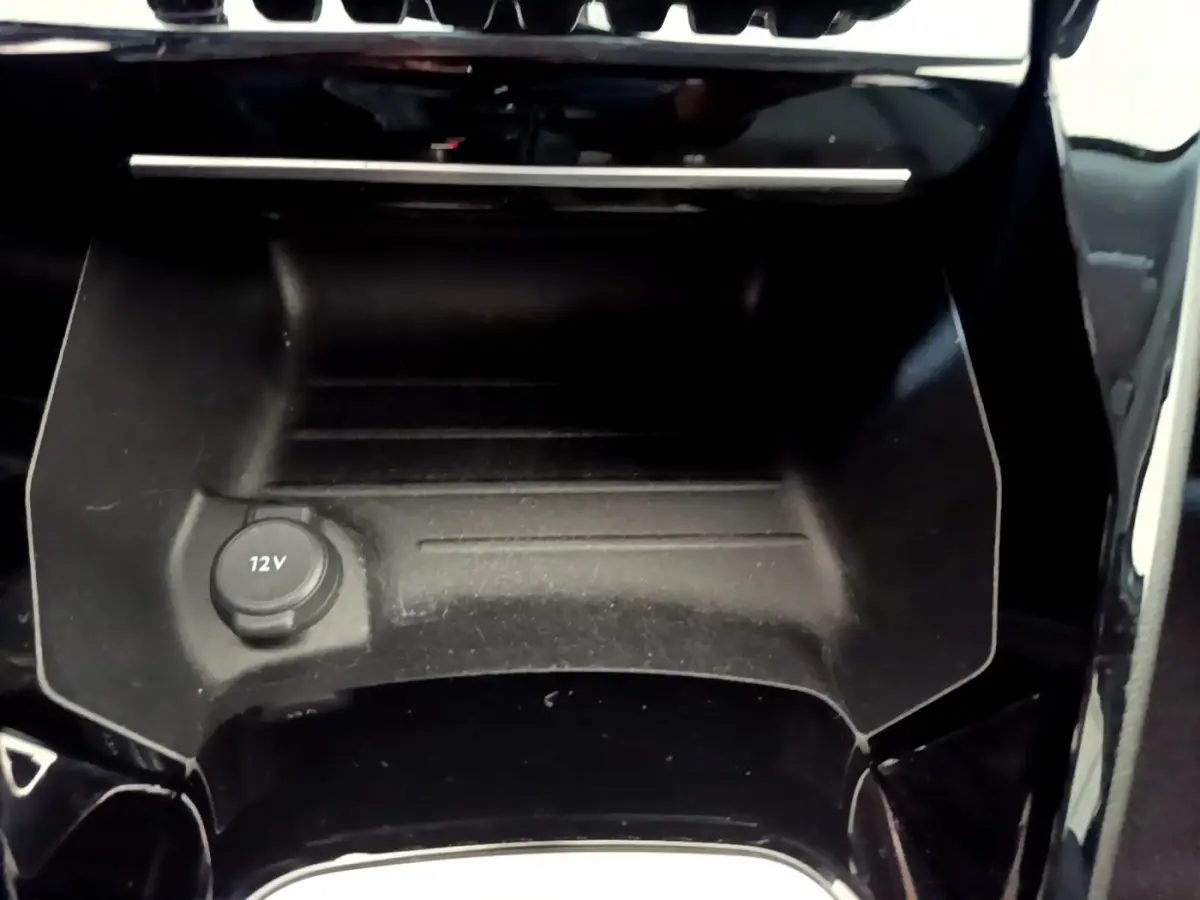 Prise 12V dans le rangement central avant du Peugeot 2008 gris clair PureTech 130 S&S Allure Business 2021.