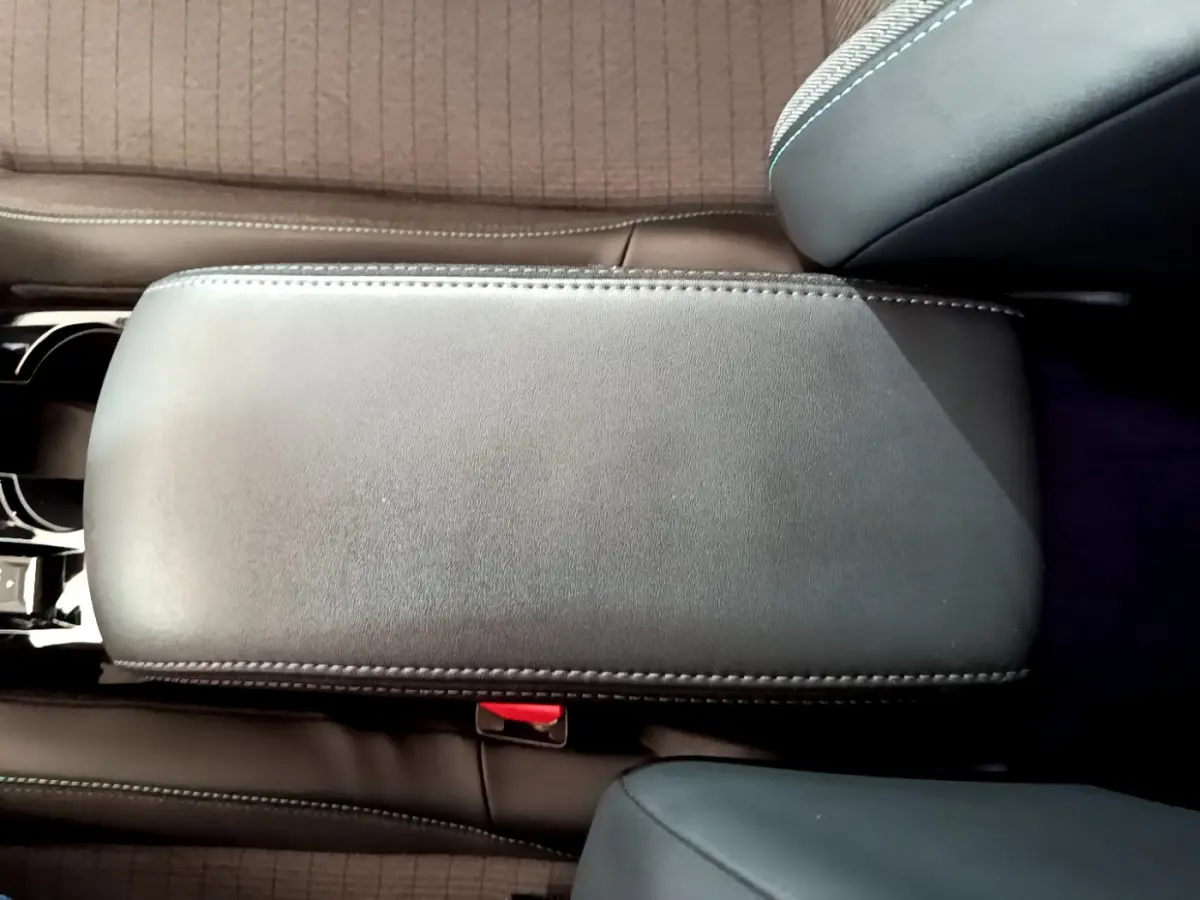 Vue rapprochée de l'accoudoir central en cuir noir dans l'habitacle d'une Peugeot 2008 gris clair de 2021