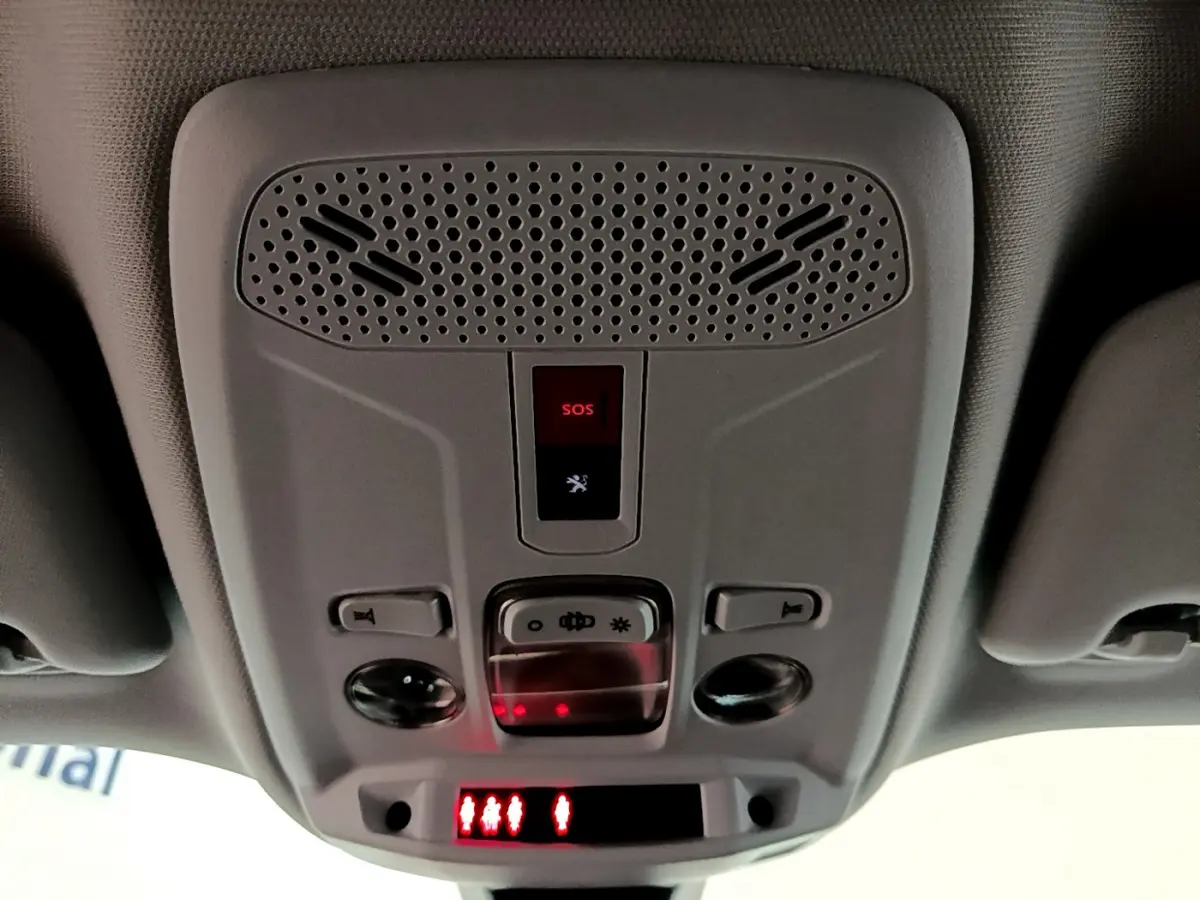 Vue en contre-plongée du plafonnier gris clair avec bouton SOS et éclairage intérieur de la Peugeot 2008 PureTech 130 2021.