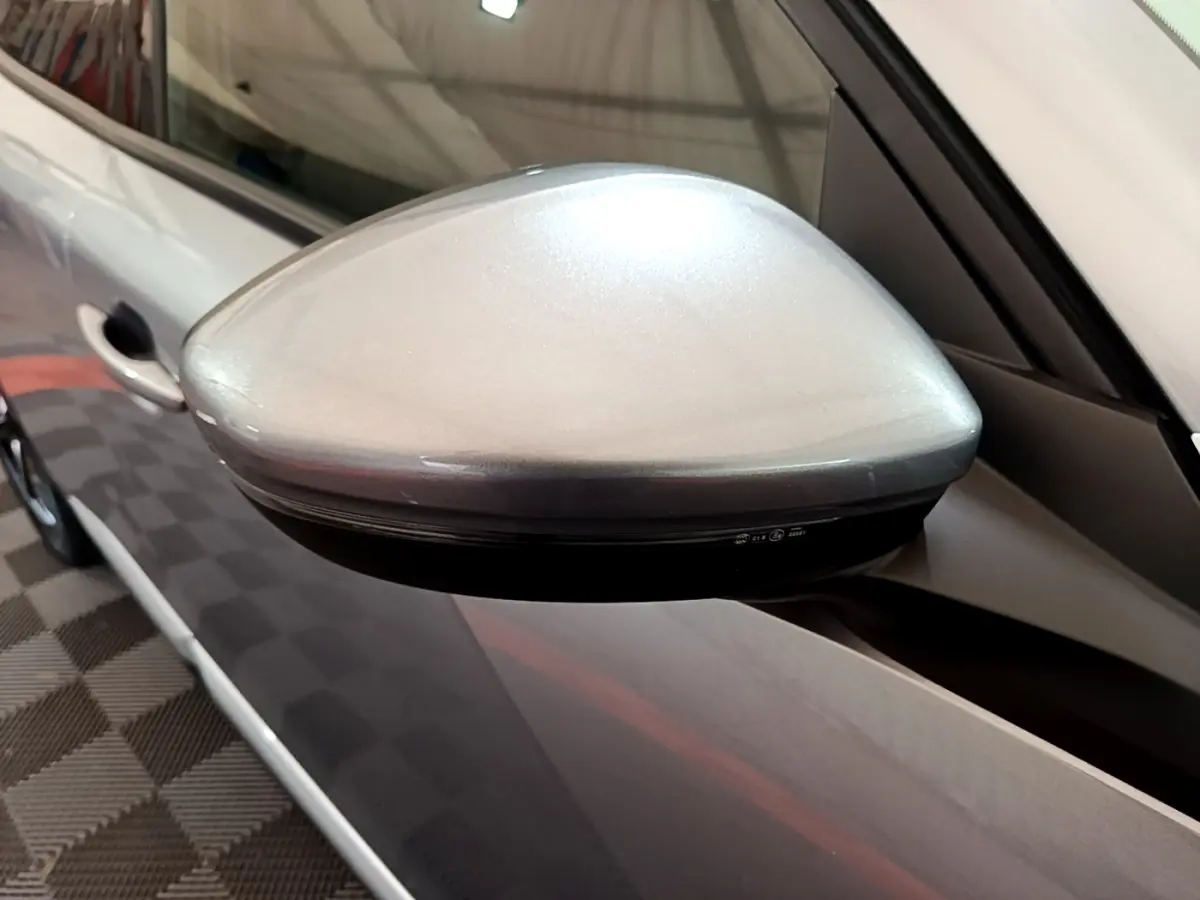Rétroviseur droit gris clair du Peugeot 2008 PureTech 130 S&S Allure Business 2021, vue rapprochée sur la portière.