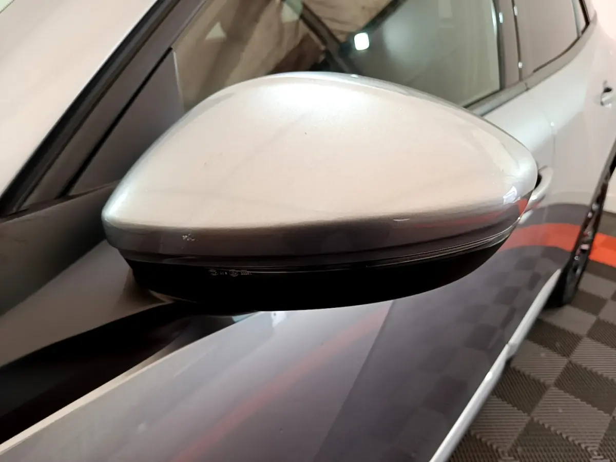 Rétroviseur côté droit gris clair du Peugeot 2008 PureTech 130 S&S Allure Business, vue rapprochée en extérieur.
