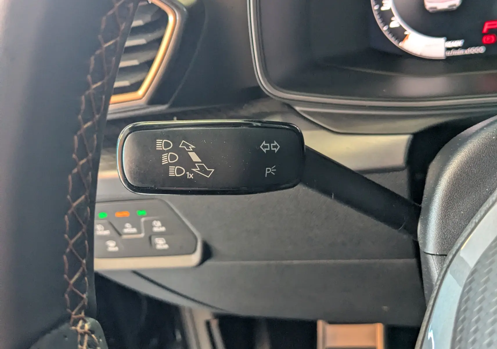 Gros plan sur la manette de clignotant à gauche du volant du CUPRA Formentor gris magnétique 2025, intérieur noir.